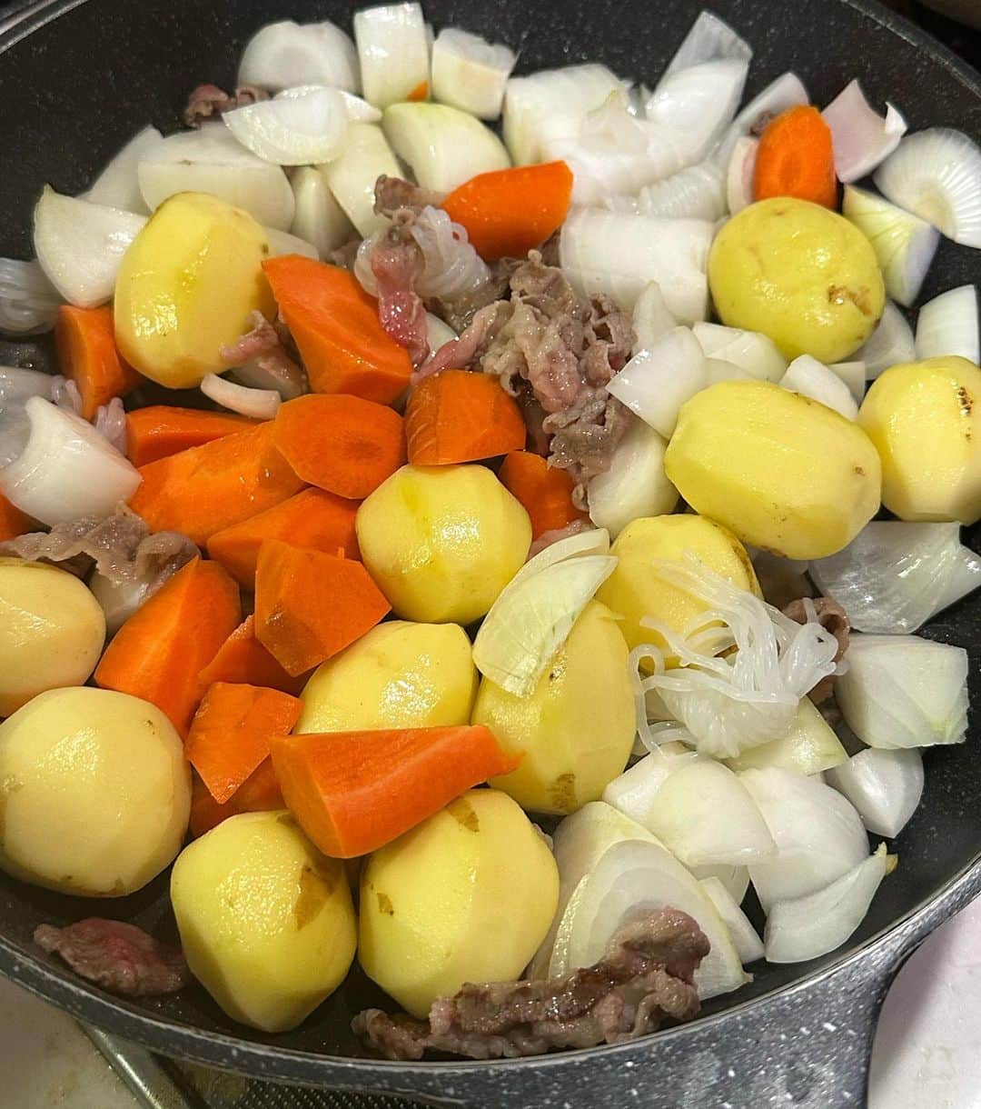 ハチミツ二郎さんのインスタグラム写真 - (ハチミツ二郎Instagram)「スーパーで新じゃがと新玉ねぎが安かったので肉じゃがを作る。 水を一切使わないシン肉じゃが。  #肉じゃが」5月7日 19時31分 - jirohachimitsu