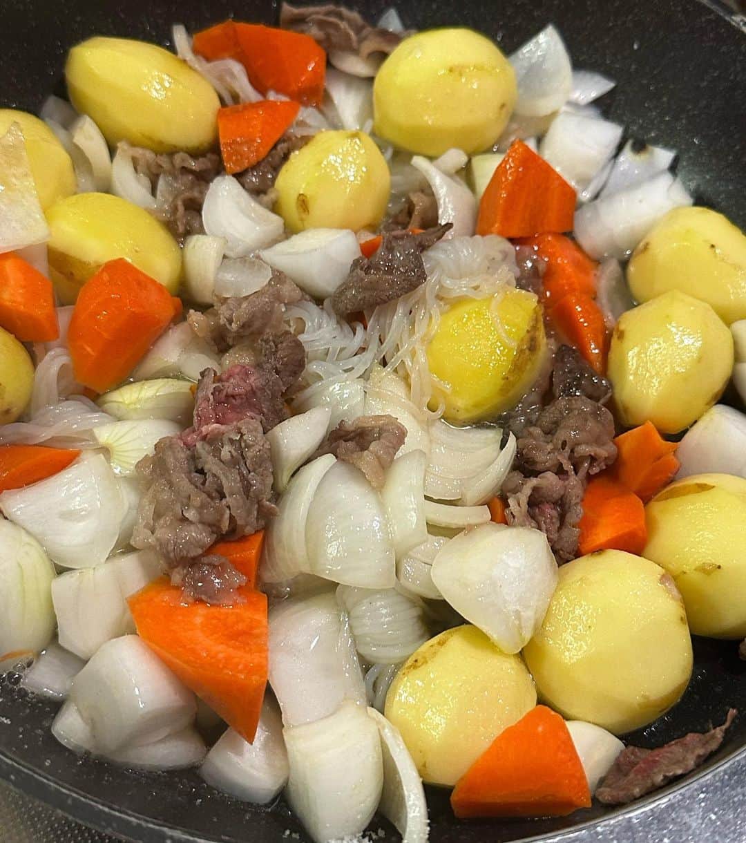 ハチミツ二郎さんのインスタグラム写真 - (ハチミツ二郎Instagram)「スーパーで新じゃがと新玉ねぎが安かったので肉じゃがを作る。 水を一切使わないシン肉じゃが。  #肉じゃが」5月7日 19時31分 - jirohachimitsu