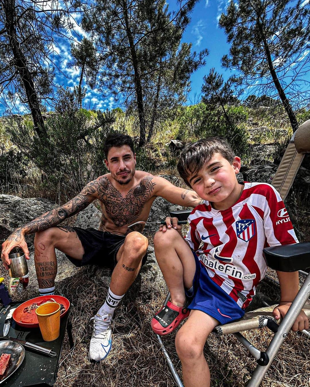 ホセ・マリア・ヒメネスのインスタグラム：「El tiempo pasa y los momentos quedan ❤️  Nada más lindo que disfrutar de días así, en lugares tan naturales, donde lo único que escuchas es la voz de tu hijo y el canto de los pájaros ❤️⛰️ 🏕️」