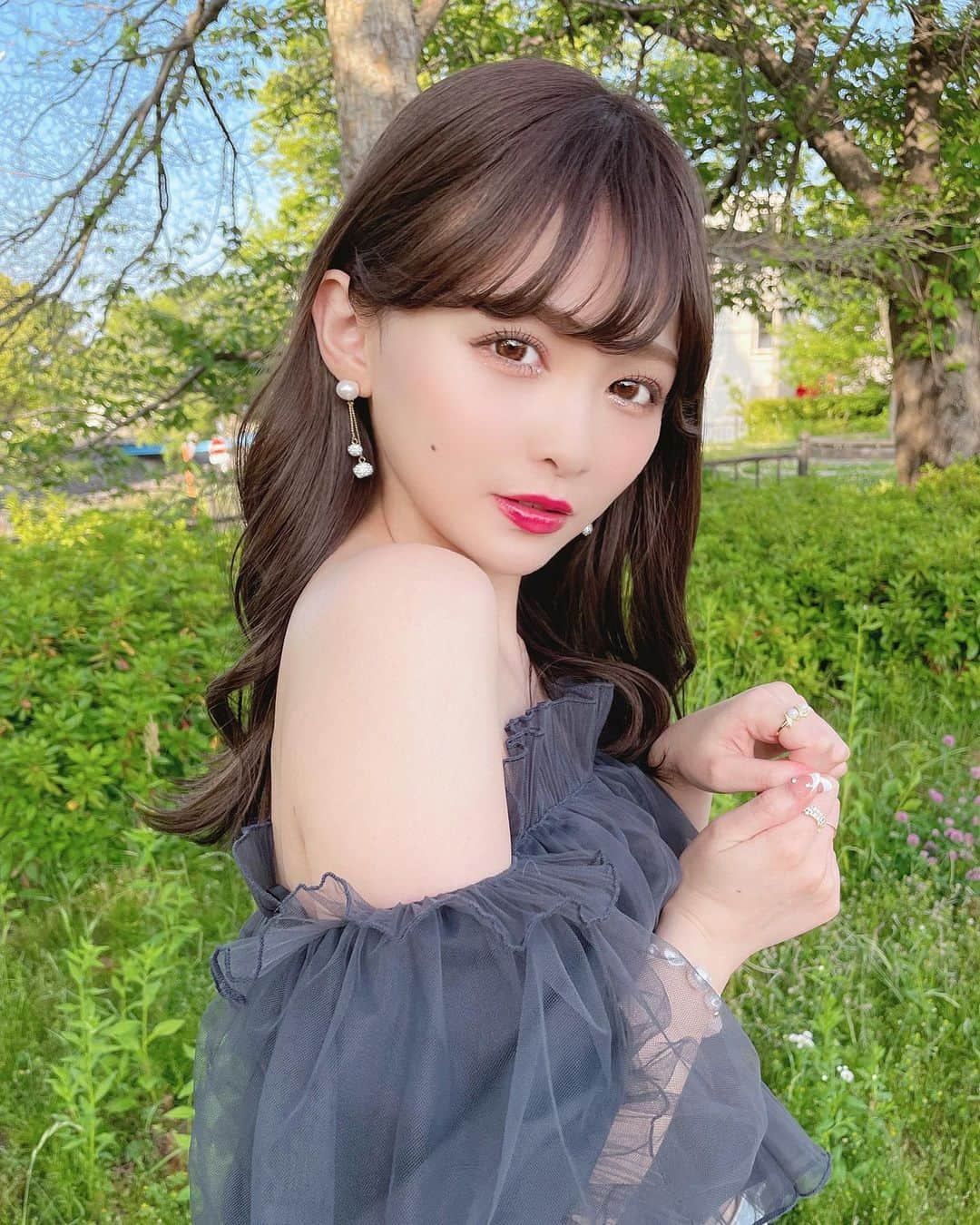 りなてぃさんのインスタグラム写真 - (りなてぃInstagram)「⁡ ⁡ 今回迷いすぎた！ 何枚目推し？🫣🥺 ⁡ 誰？レベルで雰囲気違わない？😂 自分で何回写真見返しても違和感あるw ⁡ 次のカラー明るめにするか 暗めのままいくか迷ってる意見プリーズ。🙏🏻 ⁡ ⁡ ⁡ #メイク #自まつ毛メイク #カラコン #コーデ #アクセサリー #ヘアアレンジ #コスメ #クイミー #てぃー #りなてぃー #ootd #code #outfit #fashion #cuimie ⁡ ⁡ ⁡」5月7日 19時41分 - rinatea_25