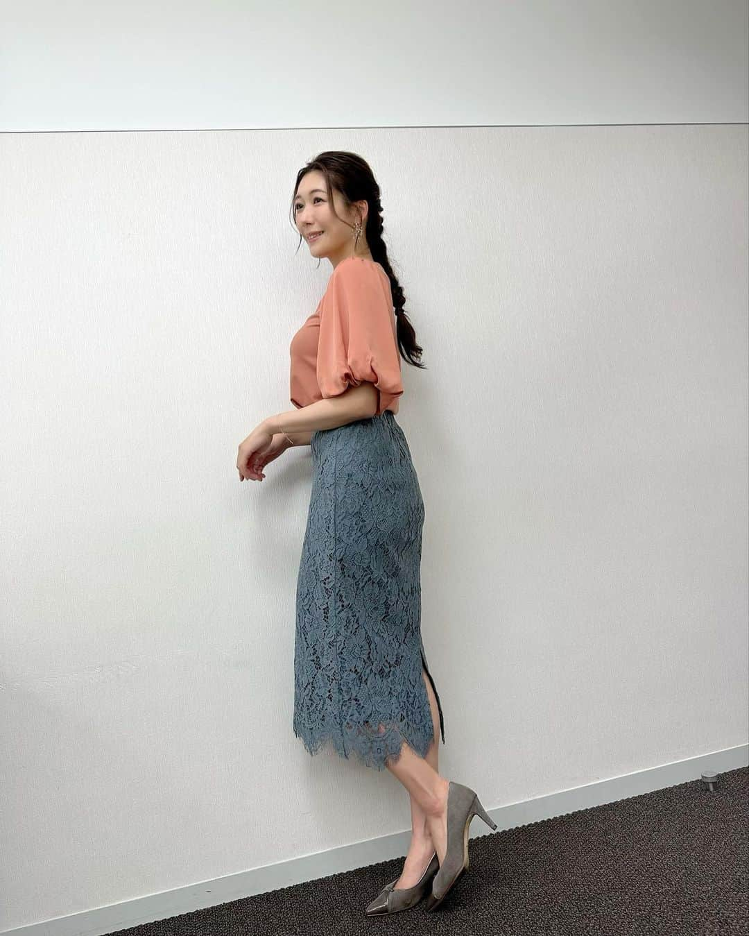 穂川果音さんのインスタグラム写真 - (穂川果音Instagram)「金曜アベプラ衣装👗  すでに気温が下がってきていますが、月曜にかけこの時期としては気温が低くなります。 気温の変化て体調崩さないようにお気をつけくださいね！ tops→ @andemiu_official  #天気　#明日コレ着よコーデ　#天気コーデ　#5月コーデ　#春コーデ　#風対策コーデ　#ブラウスコーデ　#アベプラ　#ほかのん　#fashion #weather #weatherforecast #cordinate #25度の日コーデ #タイトスカートコーデ 　#170センチコーデ　#お天気キャスター　#気象予報士」5月7日 19時35分 - hokawakanonn