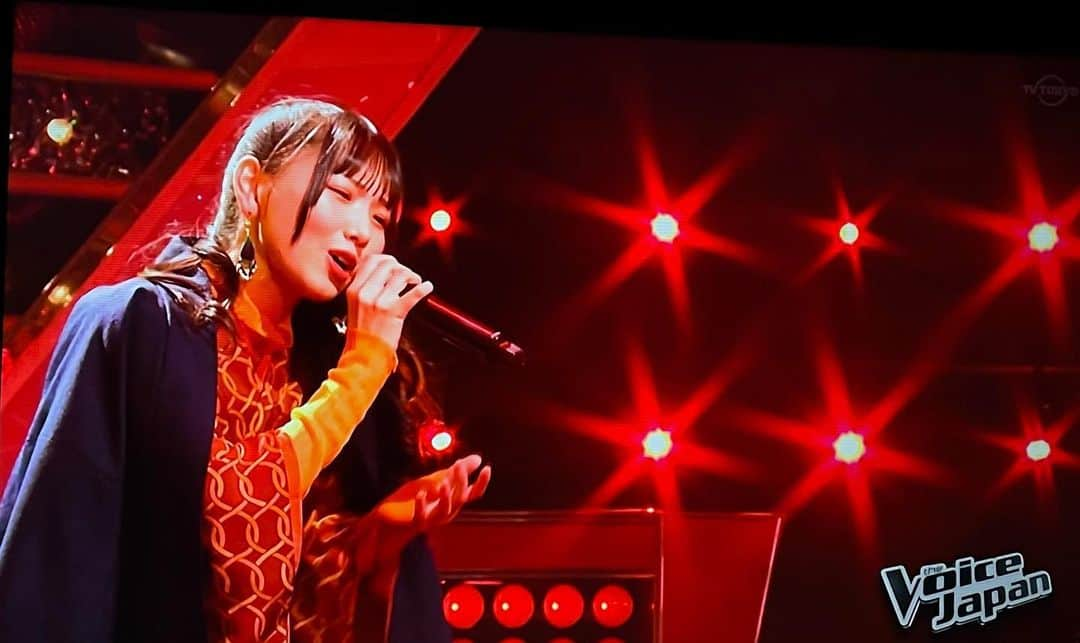 中野みやびのインスタグラム：「『The Voice Japan 2023』ファイナル 見てくださった皆様、本当にありがとうございました。 優勝できなくて本当に悔しいです。 皆さんからの期待に応えられなくてごめんなさい。 絶対優勝するって決めてたし自信もたくさん付けて望んだセミファイナル、ファイナルでした。 私の周りの人達はみんな優しいから、下を向かない！前向きに！って沢山温かい言葉をかけてくれたけど正直収録終わってすぐは前向きにはいられなかったです😭 未だに悔しいです。ちょー悔しい！！！ でも、セミファイナルで戦った長谷川さんとは以前も競ったことがあって 一勝一敗になったことは嬉しかった！ 長谷川さとはたくさんお話もしてたくさん笑いました🤣 他の出演者の皆さんも優しくておもしろくてファイナルのメンバーでは私は一番年下で可愛がってくださってありがとうございました。 これからもよろしくお願いします笑  スガシカオさん、仲宗根さん、優里さん、川平さん、スタッフさん、関係者の皆さん こんな私と出会って親切にしてくださって本当にありがとうございました！ 日本初上陸でブラインドオーディションでトップバッターに選んでいただいたことはとても名誉なことだと思います。 こんなに素敵な番組に出演させていただきありがとうございました。  そして亮君さん。 ブラインドオーディションで振り向いてくださって本当にありがとうございました。 あの時、亮君さんが手を差し伸べてくれていなかったら私は亮君さんを選ばせていただけていなかったしここまで来れていないと思います。 ファイナルに選んでいただき本当にありがとうございました。 お時間ない中、選曲や衣装にもアドバイスいただきありがとうございました。 先日、亮君さんのライブを見させていただき会場の一体感、熱量今まで感じたことのない気持ちになりました！ 私も頑張って頑張って ファンの皆さんと一緒にこんなライブをしたい！と本気で思いました！ アーティストとしても人としてもとっても素敵な亮君さんが大好きです。 私のコーチになってくださって本当に本当にありがとうございました。  この番組を通じて私を知ってくださった方がたくさん増えてすごく嬉しいです。 私のことをずっと応援してくださってる方も、最近知ってくださった方も本当にありかうございます！ まだまだ私の歌人生は始まったばかりです。大好きな歌をこれからもずっと歌っていきます！ 大きな会場で皆さんに会えるようにこれからも一生懸命頑張ります！ これからも応援よろしくお願いします。   #thevoicejapan  #voice  #中野みやび  #マキシマムザホルモン 亮君さん  #優里 さん #hy 中曽根泉さん  #スガシカオ さん」