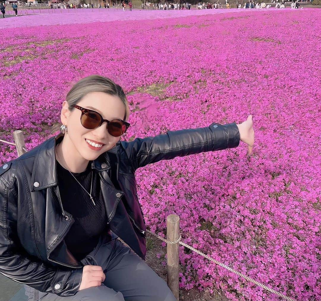 MIOのインスタグラム：「4月のちょうど見頃に行けた芝桜まつり🦄🌺🌸💒🎀💗 バイクで行くにはまだ寒かった、、、🥹」