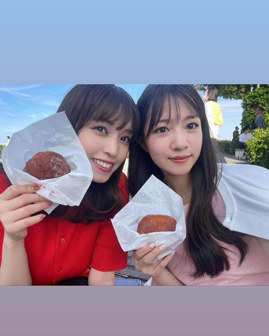 中嶋桃花さんのインスタグラム写真 - (中嶋桃花Instagram)「青空がとーっても綺麗だった日☀️  リールにあげたsea cide cinemaを見た日はマラサダをテイクアウトして軽くピクニックしました💕  偶然、同じカラーのお洋服着てた☺️  ここのマラサダとーーっても美味しかったです！めっちゃ並んでました！でも喋ってたらあっという間にゲットできちゃいました🫶🏻  一番お気に入りはシナモンシュガーです❣️  だーいすきなお姉ちゃんと1日過ごせて幸せでした♪」5月7日 19時39分 - momoka_nakajima