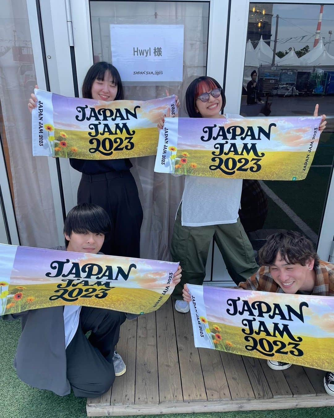 熊田和花さんのインスタグラム写真 - (熊田和花Instagram)「2023.5.6 ちょっと長め。  ・  JAPAN JAM 2023 O.A.で出演予定だったHwylのぎたーです。  1998年1月、私が生まれた日は東京では稀に見る大雪だったらしい。 その時からお父さんは私に 「お前は雨女どころじゃない、異常気象女だ。」 とよく言いました。自覚あり。 運動会や遠足は必ず雨or曇り。 私は俗に言う「雨女」でまず間違いない。 だけどなんと、JAPAN JAM当日は晴れ。 ようやった私。そう思った矢先。  朝入りして、実はリハ前に一瞬だけ器材をセットできたんです。 その時から風がすごい。屋根が軋む音。 安全のために現場の方々も一生懸命動いていらっしゃって、運営の方も、慌ただしい中、丁寧に事情説明して下さった。 とても真摯で、お互い辛いのが伝わりあって泣きそうだった。  ピンチをチャンスに変えなきゃね。 でもやっぱり落ち込んじゃって、りさちとSUNSET STAGEの前の芝生で「悔しいね」って言いながら目に焼き付けてた。正直Saucy Dogさんのリハが聞こえた瞬間、悔しくて帰りました。  でもその後SNSなどで、Saucy DogさんがSUNSET STAGEのアーティストも背負ってライブして下さったのを知り、DJ和さんも、Hwylの曲をかけてくれたとファンの皆さんの声で知り、自分はまだまだ肝の小さい人間だったんだなと、そしてみんなの温かさを痛感しました。  必ず実力で戻ってきたい。 ステージにただ立つだけじゃなく、 たくさんの人に演奏を聞いてほしかったんだと確信に変わった。 今後ともHwylをよろしくお願いします👊  #japanjam2023」5月7日 19時40分 - wa_flower_