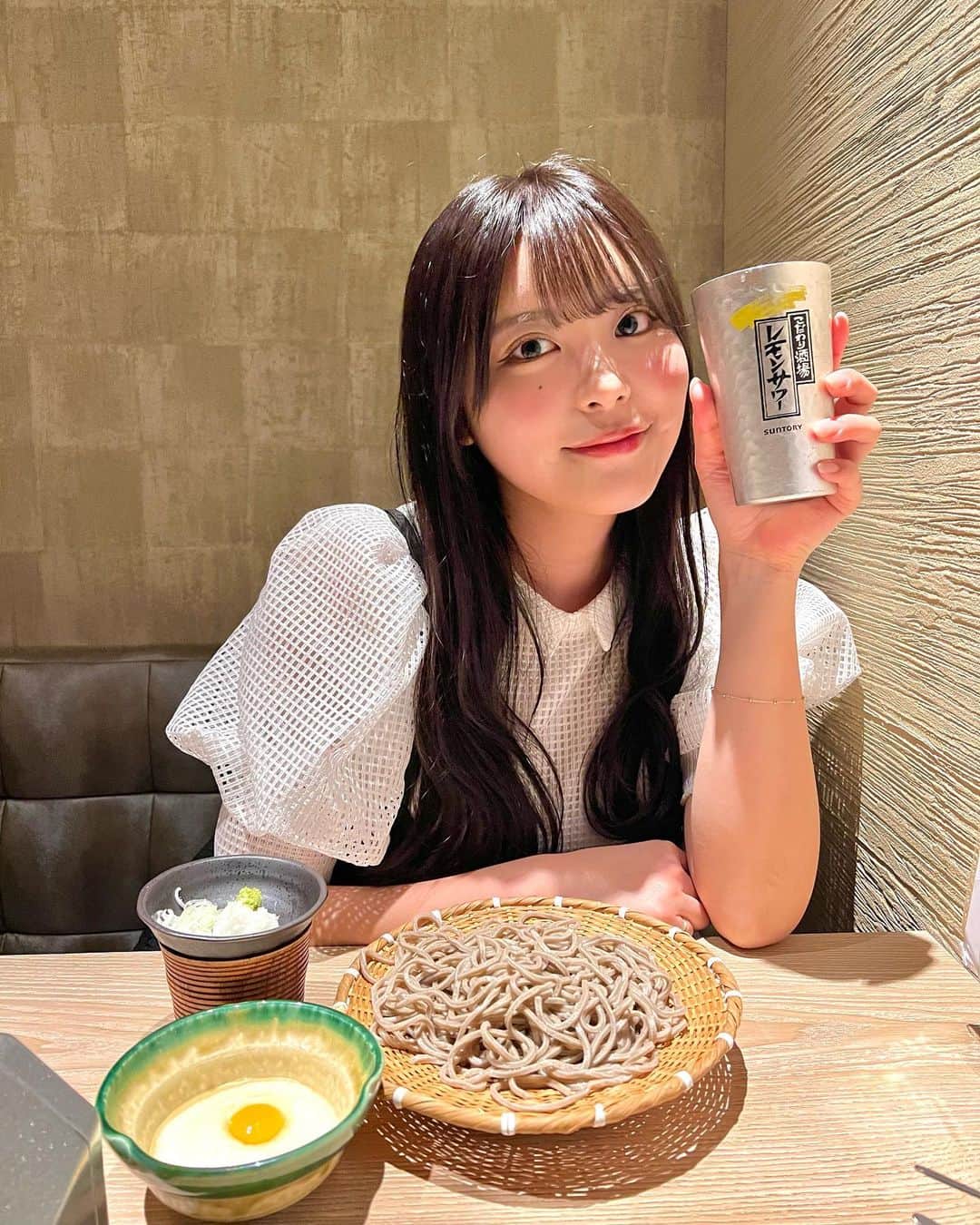 竹内花のインスタグラム：「私と一緒に晩酌でもどうかな？🫧  この画像、レモンサワーを飲んでると思いきや実は中身お水なんです🤭 騙されたでしょ〜！えへへ  GWついに終わっちゃうね！！ 休める時にたくさん休んで明日からも頑張ろうね🫶  #晩酌 #晩酌タイム #レモンサワー #蕎麦 #とろろ蕎麦」
