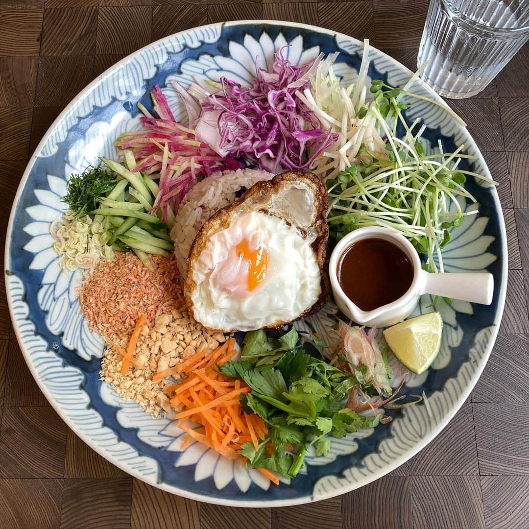 のインスタグラム：「ゴールデンウィークの思い出❤︎ 私はカレンダー通りじゃなくてちょっと変則ゴールデンウィークだったけど 会いたかった人に沢山会えた良いお休みでした。 こちらは5日こどもの日に 移転されてから初めての #カオヤム堂 さん💕 私は目玉焼きのっけに 友はパクチー大盛りで 美味しくいただきました！  その後、#南所豆花 さんで 別腹のおやつタイム  沢山お話しして美味し物たべてお買い物もして 楽しかった〜😊」