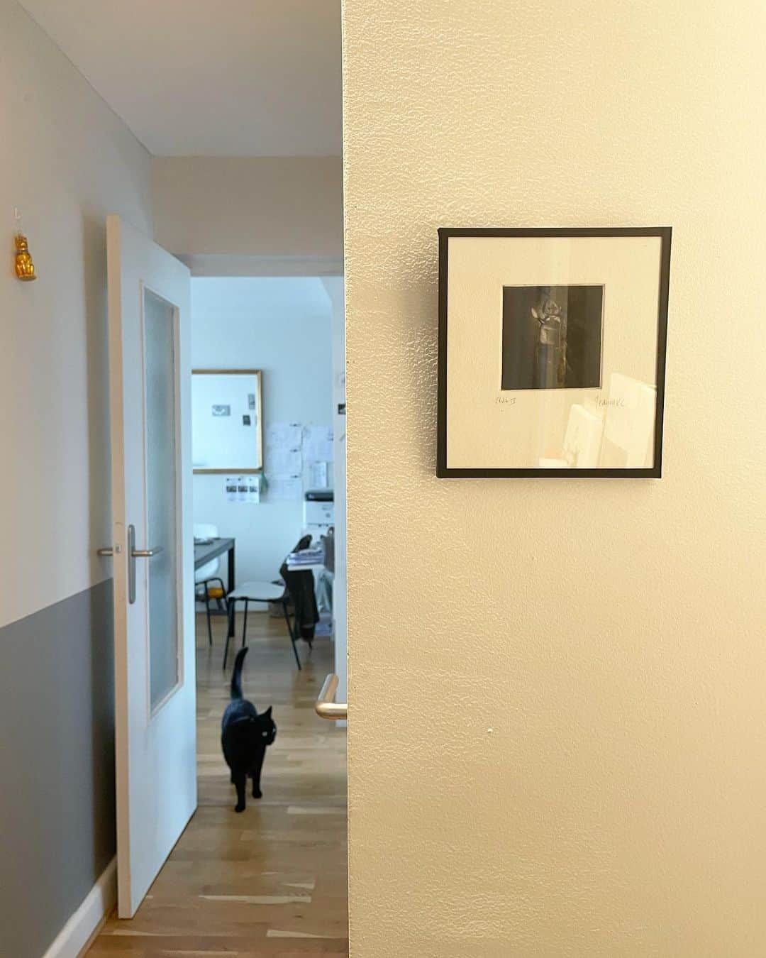 猫沢エミさんのインスタグラム写真 - (猫沢エミInstagram)「我が家は、エントランスに廊下がついている、60〜70年代建築の近代アパルトマンによくある構造なのだけど、ここをアートスペースにして、パリを中心に活躍しているアーティスト友達の作品を少しずつ集めて飾っている。  昨日のインスタに登場した、印象派の絵のモデルみたいな妖精 ジャンヌは、グラヴュール（エッチング）のアーティスト。彼の誕生日プレゼントに、古いランプを描いた作品を贈ってくれた。  どこに飾ろうかとあちこち試してみて、ここに決定。うん、イイ感じ。  本物のアートを、自分の価値観で集める。パリに引っ越してから、新しく見つけた楽しみ😙  #猫art  #猫パリ　#猫沢エミのインターナショナル五十路ライフシフト  #猫沢エミリーパリへ行く #ピガ兄」5月7日 19時45分 - necozawaemi