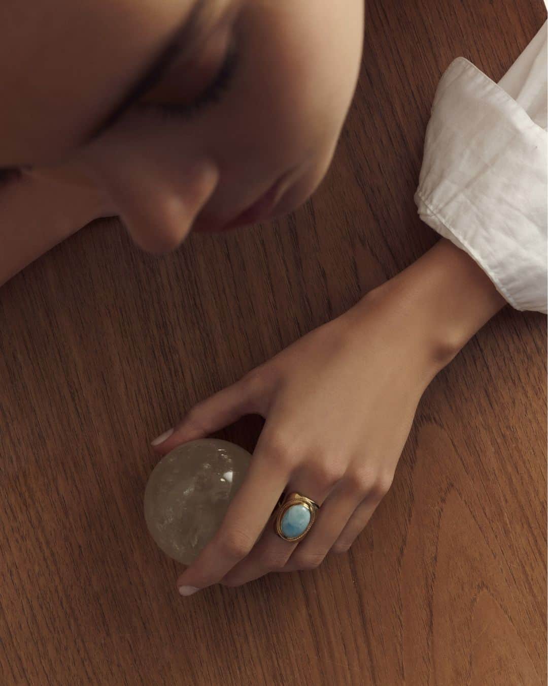 MARIHA Official Instagramさんのインスタグラム写真 - (MARIHA Official InstagramInstagram)「. 遠くからでも目を惹く大粒の天然石から、希望あふれる未来の姿が覗けるような幸あふれるデザインの「Wish Stones」のリング。愛と希望の石として知られ、自由な波動を放つラリマー、高いインスピレーションを授けてくれると言われるレインボームーンストーンは、MARIHAで高い人気を誇る天然石です。心にフィットする石を選び、お楽しみください。  #mariha #jewelry #marihasilver #silverjewelry #天然石リング #ラリマー #レインボームーンストーン」5月7日 19時45分 - mariha_official