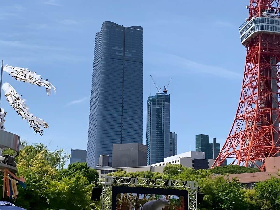 東京プリンスホテルさんのインスタグラム写真 - (東京プリンスホテルInstagram)「【PARK DAY 2023】ご来場ありがとうございました！  5月4日からの3日間で開催したピクニックイベント 「PARK DAY 2023」。 多くのお客さまにご来場いただき、無事終了いたしました✨  青空の下、TOKYOの絶景を望みながら、 みなさまが楽しそうに過ごされている様子を見て 私たちスタッフも楽しい気持ちになりました。  「PARK DAY 2023」で見つけた絶景と楽しかった思い出は、 #絶景parkday を付けてInstagramでシェアしてみませんか？ 5月11日までの投稿で、 抽選で2組4名さまにホテルのペアランチ券が当たります🍽  みなさまのご応募待ちしております！  Instagram Campaignの詳細は 「PARK DAY 2023」のWebサイトへ  A big thank you to all those who attended the PARK DAY 2023 picnic event! ✨  We were happy to see so many people enjoying the fine weather with us, alongside some great food and fun activities, and we think the past three days have been a roaring success!  Share your photos of the Park Day experience and all your early-summertime merriment and use the hashtag "#絶景parkday" for a chance to win our Instagram giveaway!  Two tagged posts will be picked at random and each user will win a luxurious lunch for two at the Prince Park Tower Tokyo!  Go ahead and spread the wholesome Park Day vibes! 🌿  For further details, please visit the PARK DAY 2023 website.  Share your own images with us by tagging @tokyoprincehotel —————————————————————  #ゴールデンウィーク #ゴールデンウィークの過ごし方 #ピクニック #インスタキャンペーン #ザプリンスパークタワー東京 #tokyoprincehotel #tokyophoto #picnic」5月7日 19時45分 - tokyoprincehotel