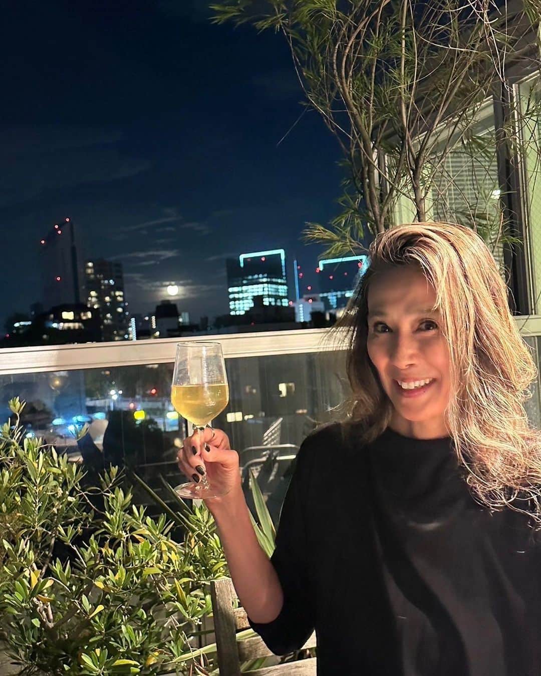 萬田久子さんのインスタグラム写真 - (萬田久子Instagram)「麻布の夜の BBQ🍖  #麻布の夜  #バーベキュー  #お肉  #満月  #フラワームーン  #萬田久子 #HISAKOMANDA」5月7日 19時46分 - hisako.manda_official