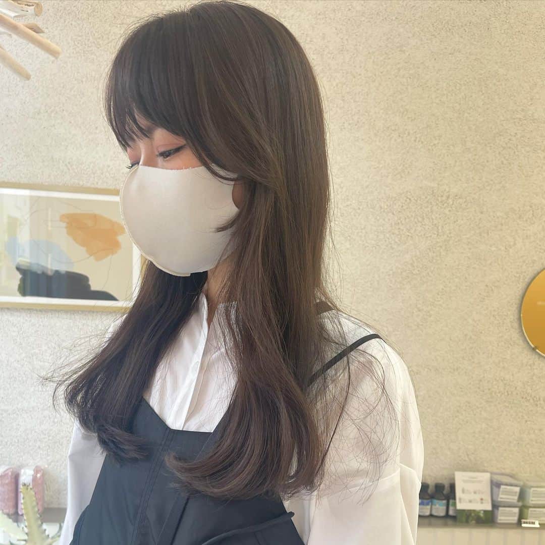 橋本奈実のインスタグラム：「約4年ぶりに髪の毛染めました🤭 イルミナカラーのアンバーが中心のブレンドです！ダークブラウンでそこまでイメージ変わらず、プリンが目立ちにくいぐらいのトーンです🫶久々に染めると頭皮が痛いです😮‍💨 髪の指通りも悪い気がする！笑　 ヘアケアがんばります✨」
