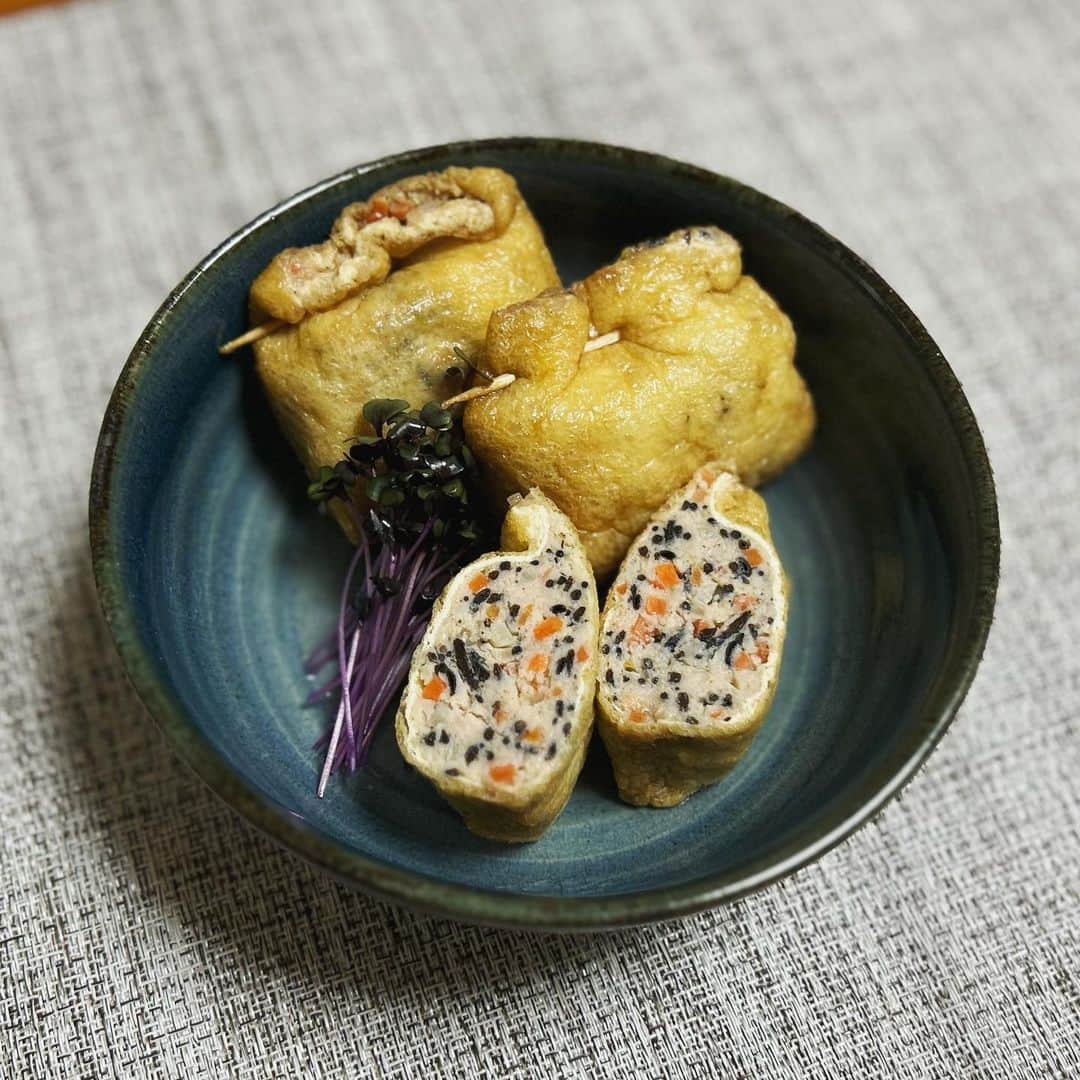 鮫島彩のインスタグラム：「⁡ ⁡ 『ひじきと鶏ひき肉の巾着煮』 ⁡ ⁡ 巾着煮って何だか面倒そうだな〜と思ってたけど、こんなに楽に美味しく食べれるなんて😋✨ ⁡ ⁡ だし汁がしっかり染み込んでいて、ご飯もじゃんじゃん進みます🍚✨ ⁡ ⁡ ⁡ #boniq #低温調理 #アスリート飯」