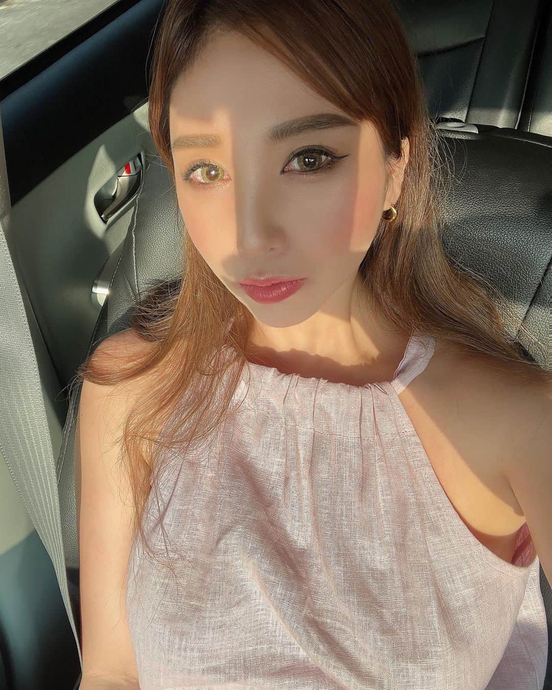 Shop-owner and Buyer.Nailstさんのインスタグラム写真 - (Shop-owner and Buyer.NailstInstagram)「グランプリ受章の眉アート😍❤️ 【３枚目は眉毛片方だけデザイン描いてもらったやつ】 【２と４枚目はリペア無しで一回だけで施術後１ヶ月半経った感じ(ノーメイク)】 ⁡ ⁡ 美容に詳しい知り合いの方に教えて頂いたところで コロナ前に通ってたアートメイクの @chailinbeauty  のところに久しぶりに行ってきたあ😍❤️ ⁡ 韓国の方で、リピーターさんのために 月に数回出張で日本にきてくれてて お値段も安いのに✨ めっちゃデザインとかも上手いし😍 あと手際良すぎてめっちゃ早い🥹💓💓 ⁡ デザインって相談しながら書き直してもらうものだけど、、 チャイリンさんのデザイン描いてもらったら センス良すぎて✨いつもほぼ１発で決まっちゃう🥹❤️笑 【写真３枚目は、片方だけデザイン書いてもらったやつ】  ⁡ ちなみに私はいつも6D＋シャドー眉✨ 眉毛の線＋シャドー塗ってるみたいなグラデーション はいるようなデザイン💕  ⁡ チャイリンさんは @chailinbeauty  アートメイク12年以上やってて💕 韓国ではお店が明洞の中心にあって エステ(名前は別々なってますが、エステは日本でも結構有名なお店です❤️)も一緒になっておるトータルbeautyショップでされてるそうです😍 ⁡ 日本に出張きてくれてるので ソウルでも日本でも施術可能です😍❤️ ⁡ デザインの大会でグランプリ🏆を 取ってる方なのでデザインに関しても 安心感すごいっ🥹❤️❤️❤️ ⁡ ⁡ 皆さんもおすすめなのでよかったら💕 友達も何人か前からここ通ってる😍！！ ⁡ ⁡ ⁡ ちなみに！！！ お値段もよくＤＭもらってたので💕 分かりやすく書いておきますねー😍！！！ ⁡ 日本での施術は、8万円💛 リペアは2ヶ月以内3万💛 ⁡ ソウルで行う時は5万円ぐらいだそうです✨ ⁡ パウダー眉　7万円 ストローク眉　7万円 ⁡ 6D＋シャドー眉　8万円✨ ↑代表メニュー(線っぽいこととシャドーの雰囲気が一緒になる技術で100％予約がこのメニューなんだって❤️ わたしもいつも、これです😍) ⁡ アイライン　7万円 アイライン(上＋下) セット　10万円 ⁡ ヘアライン(FULL)  11万円 リップ(FULL) 11万円 美人ホクロ　1万円 ⁡ ⁡ あと、これまたよく聞かれる マツエクサロンは @lieu_plie 💛 @lieu_plie.sk ちゃんが担当してくれてるよ😍💓 めっちゃ綺麗につけてくれるねんなー😍 いつもありがとーさきちゃん😍💓  ＝＝＝＝＝＝＝＝＝＝＝＝＝＝＝＝＝＝  #眉毛アートメイク  #眉アート  #眉アートメイク  #眉アートメイク施術後  #眉毛アート  #眉毛メイク  #眉毛デザイン  #マツエクサロン  #大阪マツエク  #大阪マツエクサロン  #アートメイク眉  #アートメイク  #すっぴん失礼  #目元」5月7日 19時47分 - chiho_mirror.me