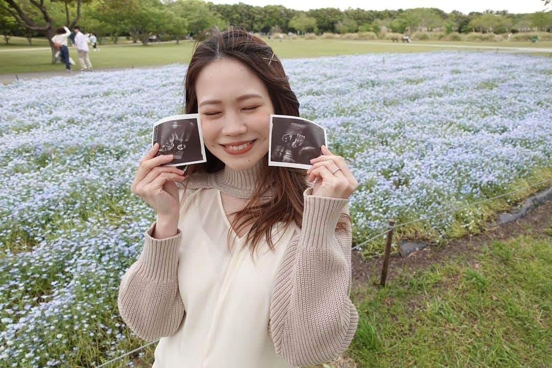 毛利佳納子さんのインスタグラム写真 - (毛利佳納子Instagram)「里帰りしました🤰💗 大阪で出産します👶🏻✨  大阪に帰る前に 最後の2人でデート！ってことで 福岡の海ノ中道海浜公園へ🚗³₃  思い出に、マタニティフォト撮りました🥰 ふみちがたくさん撮ってくれた〜👨📸 ネモフィラが一面に咲いてて すごく綺麗でした✨  これからしばらく離れ離れで 立ち会い間に合うんかな〜？！とか 陣痛きた時どうしよ〜😭とか 色々不安ではあるけど、 「何かあったら絶対すぐとんでくからね」と 毎回安心させてくれるふみ君なので 本当に心の支えになっております。☺️  あとは、出産の日まで お腹で子育て頑張ろうと思えました✊✨ 無事に産まれてきておくれ〜👶🏻💕  現在34週！あと2週間後にはもう臨月🤰 あっという間すぎる〜😳😳  もうこんなに実家でまったり過ごす こともないやろうし 家族との時間も大切にします👨‍👩‍👦✨ 大阪の実家にいるので ぜひぜひ！遊んでくだされ〜💗 おうち遊びに来てね三ᐠ(   ᐢ ᵕ ᐢ )ᐟ      #マタニティフォト  #マタニティフォトセルフ   #妊娠後期  #妊婦  #妊婦コーデ   #海ノ中道海浜公園  #福岡ママ」5月7日 19時49分 - kanako_mouri