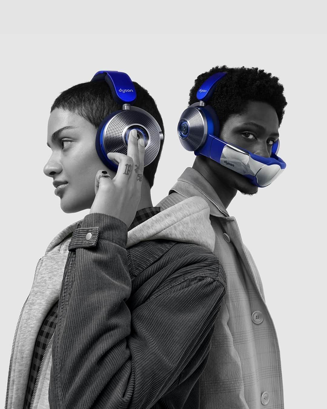 Dysonさんのインスタグラム写真 - (DysonInstagram)「Hear all about it. 👂  The Dyson Zone™ headphones with air purification are engineered for optimum comfort and long periods of use. Over-the-ear cushioned ear cups are ergonomically angled and shaped to sit comfortably over the ear.   While a two-stage, sealed filtration system removes city fumes and ultrafine particles – like pollen, bacteria and odours.  Now available in the US, Hong Kong, China and Singapore. Coming soon to Great Britain and Europe. Find out more using the link in bio.  #DysonZone」5月7日 19時59分 - dyson