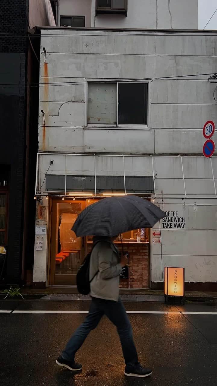 ナスチャのインスタグラム：「✨ random rainy piece of the city 🌨️」