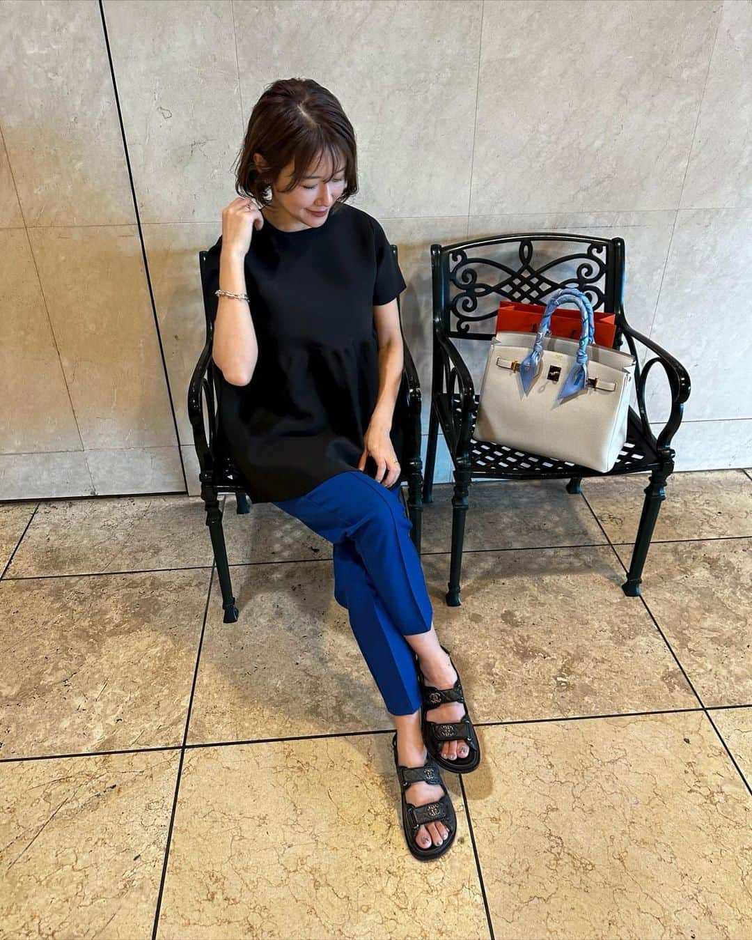 yukoさんのインスタグラム写真 - (yukoInstagram)「お買い物Day 数年前に買ったZARAのパンツは綺麗なBLUEがお気に入り💙たまにBLUEって履きたくなるのよね🤭  Tops @unitedarrows_official  pants @zara  shoes @chanelofficial  bag @hermes」5月7日 19時54分 - sa_youu