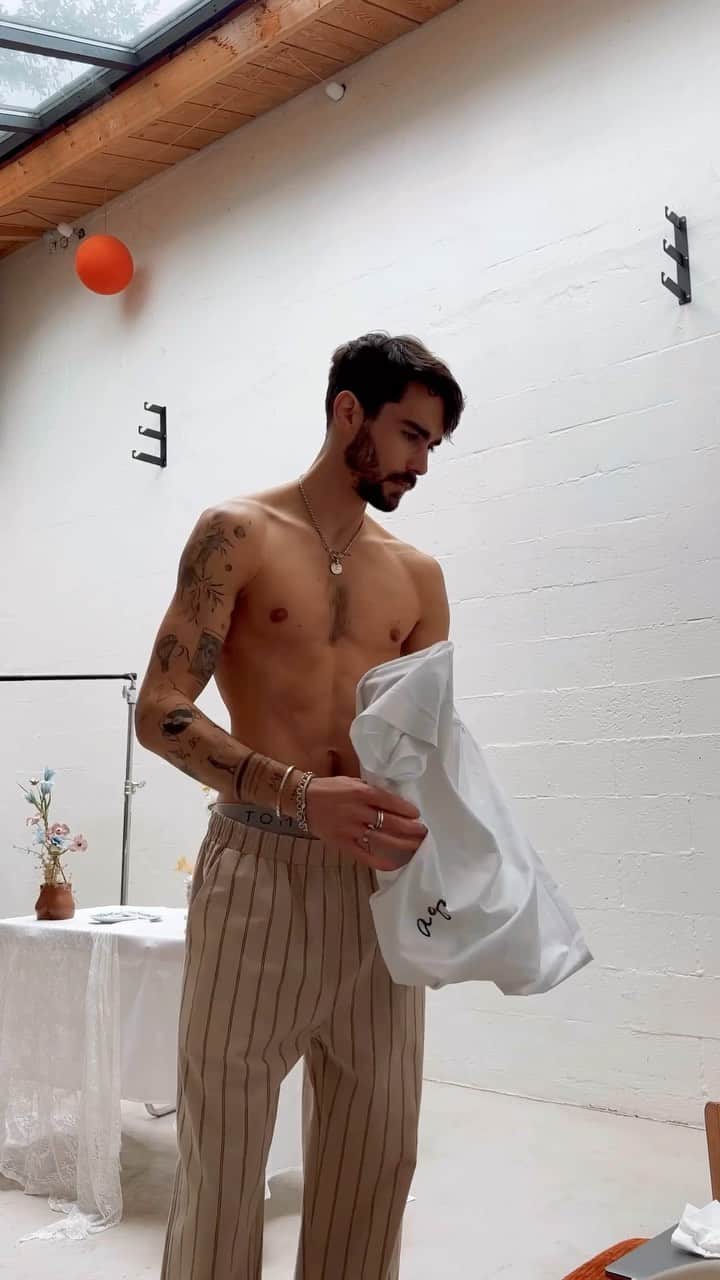 NICOLAS SIMOESのインスタグラム：「Sunday’s vibe on set 🌙」