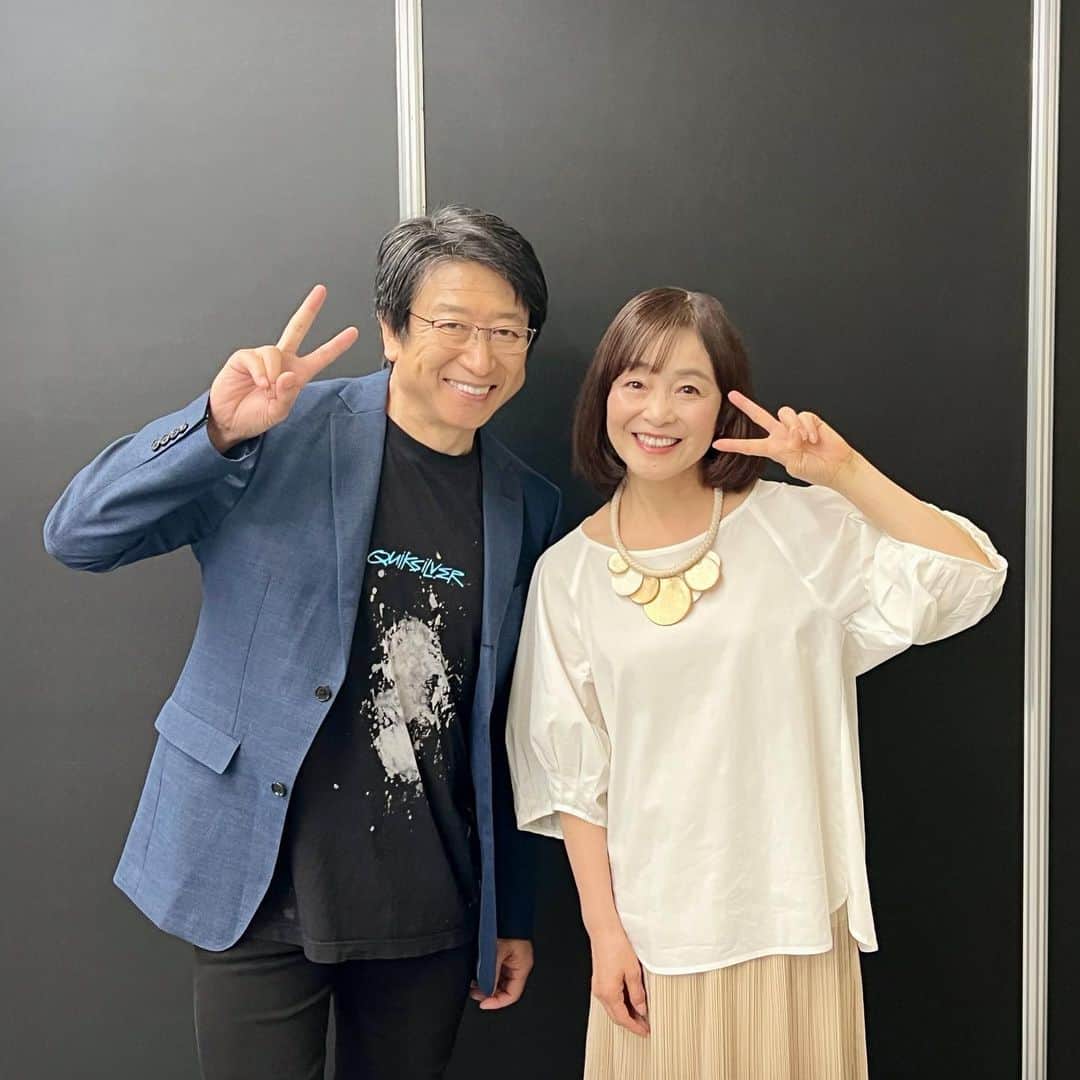 日髙のり子のインスタグラム：「🎙️ ゲストの #井上和彦 さんとお送りした、#大阪コミコン「#日髙のり子のボイスアクターズ」楽しんでいただけましたか？😊✨ 和彦さんは舞台裏で海外セレブのマッツ・ミケルセンさんと和やかにお話しされていて羨ましかったです😍 和彦さんを見るなり、マッツさんが「オゥ！マイ・ボイス！」とおっしゃったそうですよ✨ いいなぁ〜😍夢のようなお話ですね🧡 ⁡ お仕事の後は #USJ に行きました🥳♪♪ そしていきなり見つけてしまった『#呪術廻戦』のアトラクション‼️ 4Dということで揺れるわ😱飛び出してくるわ🫣迫力満点でした❣️ 楽しみにしていた『#SING』は、行ってみたら時間が終わってました💧残念… でも、田中真弓さんが吹き替えを担当されているカメレオンのミス・クローリーとは会えました〜🧡幸せっ🥰 #ハリーポッター のエリア🍺、#任天堂 エリアも楽しんで👍 テーマパークはやっぱりいいですね。 短い時間でしたが全力で楽しみました☺️ ⁡ 最高っ‼️  #大阪コミコン2023 #OsakaComicCon #UniversalStudioJapan #🎬」