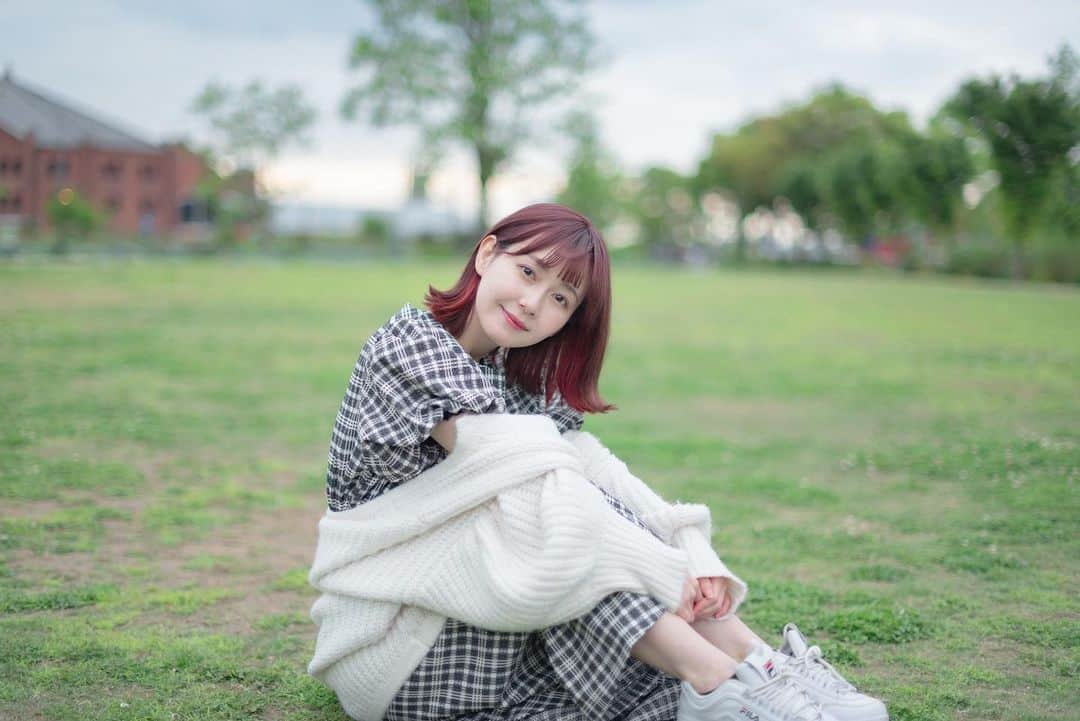 金久保マユ（ぼんぼん）のインスタグラム：「ふわふわのカーディガンすき…♡ 　　 photo @phototya  久しぶりにちゃどさんと撮影できて楽しみかった〜！！🥰 　　  #ヘアアクセ#ピンク#インナーカラー#ワンピース#ショートヘア#ショートヘアアレンジ#かわいくなりたい#美意識向上#おんなのこ#きょコ#女優#タレント#パーカー#パーカーコーデ#ねこみみ#被写体#モデル#love#animegiri#followforfollowback#live#helloproject#cute#happy」