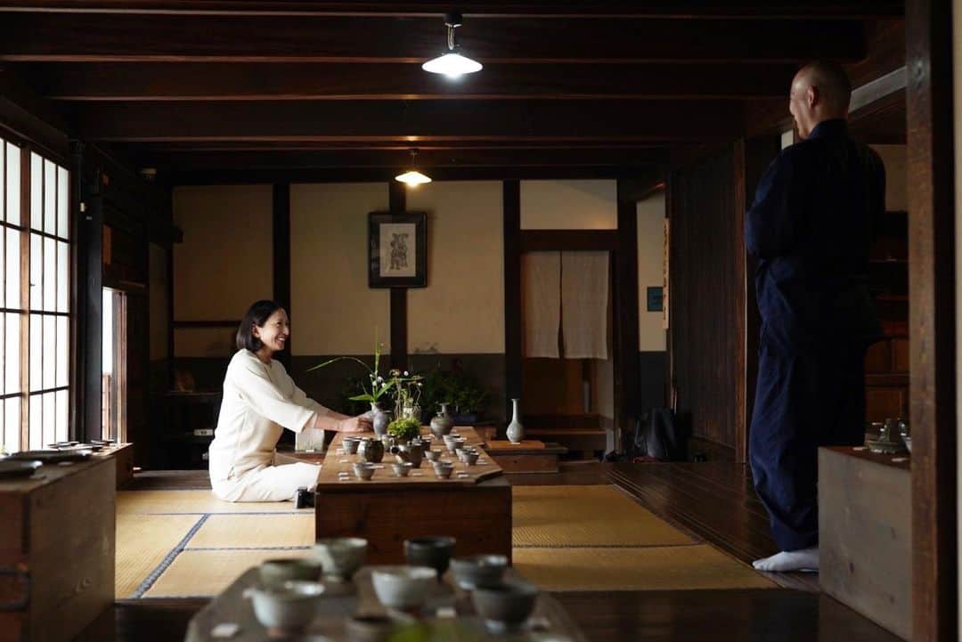 行方 久子 Hisako Namekataのインスタグラム：「. 唐津にきたら、草伝社。 府川和泉の個展を堪能させていただきました♡  今回も大変勉強になりました🙏🏻  photo @01homeless」