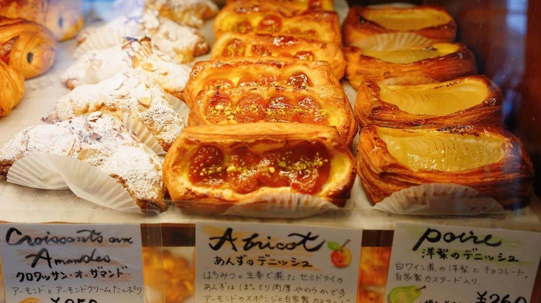茉莉さんのインスタグラム写真 - (茉莉Instagram)「🥐🥪🥖 (スワイプしてね😌) . . 東京、あきる野市にある、 わんこに優しいパン屋さん！ (5~7枚目👉) . . ランチのメニューは なんと…種類豊富なパンが… 全て食べ放題！😝❤️(2枚目) . . テラス席はわんこOK✨ 綺麗な新緑を眺めながら 優雅に食事🍽しちゃいました🐶🌼 . . 素材にこだわり、地元の食材をふんだんに使用していて、 パンの種類の多さにも驚き🫢💛 全部食べたかった…♪笑 . . 元々は世田谷、梅ヶ丘でお店を長くやられていたとのこと。西多摩の自然豊かでのんびりとした時間が流れる場所が気に入って、お店を構えたんだそうです☺️🧡 . . 最後の私の顔ww ホッと一息できちゃう幸せな時間をありがとうございました🫶✨ . . #ラフーガス #おすすめパン屋#東京グルメ #カフェ巡り#西多摩グルメ #東京パン屋巡り #美味しいパン屋#わんこokカフェ #東京カフェ部 #ワンちゃん同伴ok #テラス席ワンコok #食べ放題ランチ #パン食べ放題 #女ひとり旅#犬連れ旅行」5月7日 20時00分 - mari._xx