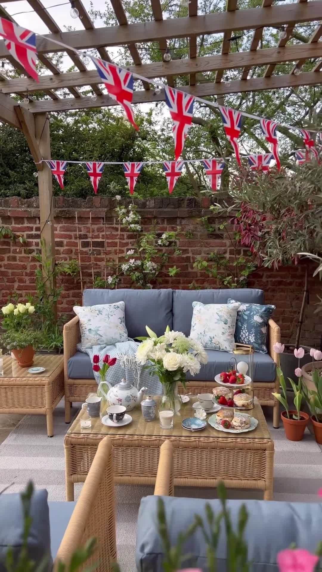 ローラアシュレイのインスタグラム：「How did you spend Coronation Day?⁣ ⁣ @designermumetc hosted a lovely afternoon tea in her garden displaying our Vilamoura Lounging Set, which she accessorised with our outdoor scatter cushions and the Arya throw and served delicious nibbles on our Heritage Collectables dinnerware.」