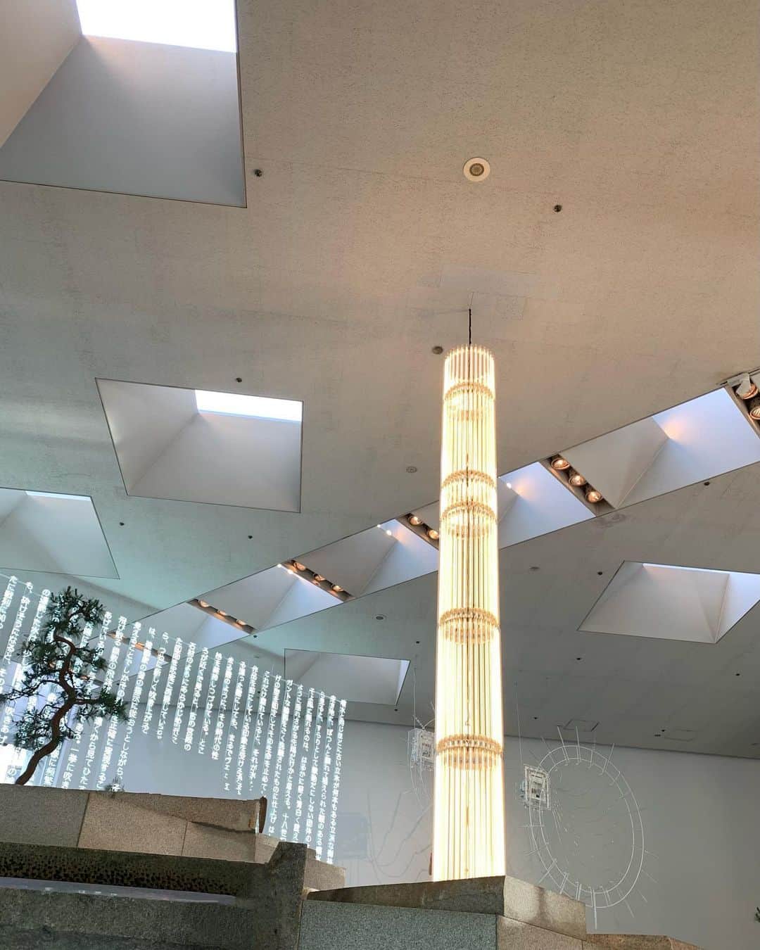 Shiho Sasakiのインスタグラム：「📍Cerith Wyn Evans展  生命体とネオンが取り巻く異空間はとても素敵だった🪵🪐 眼福🙏🏻  #ケリスウィンエヴァンス  #イサムノグチ」