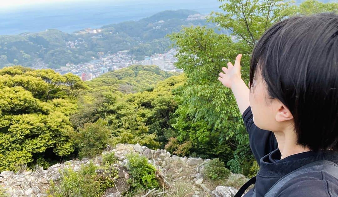 かほなんさんのインスタグラム写真 - (かほなんInstagram)「🏝サバイバル企画始まります！🏝  先ほど、youtubeにお知らせ動画をUPしました！  10日間サバイバルチャレンジ2023、始まります！ 詳しくは出発式的な動画をご覧下さい😆笑 道具とか、いろいろ発表しています！  そして！ 動画でもお話ししましたが、 #防災士 になりました！ いろんなことを勉強して、体験して、試して、私だからこそ出来る、発信できる、そんな防災を呼びかけていきます！  さーー！！！ まずは！ サバイバルチャレンジ、たのしむぞ！  多方面で最強になります、よろしくお願いします💪  ああと、明日はゆう5時(NHK)に出演しています😌生中継です！ 17:00〜18:00 NHK総合です、みてねー！！  あ、Instagramのこの写真は対馬に来てから空き時間に対馬観光してた記録です😌笑  #対馬 #さばいどる  #かほなん」5月7日 20時00分 - survidol_kaho