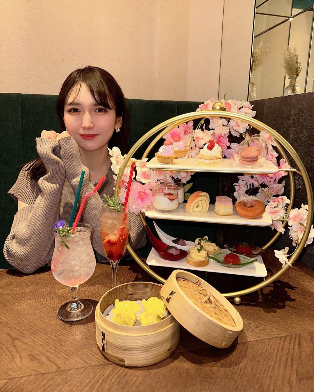 momoさんのインスタグラム写真 - (momoInstagram)「. この前食べた桜のアフヌン🫖 美味しかった〜！！ そんな時期に届いた毎月のお楽しみ🎁　@raxybeautybox_jp   楽天RAXY4月のテーマは『春の好印象ビューティーボックス  Produced by 兵藤小百合』でした。 現品たくさん入ってて嬉しい！ ⁡ ・ミノン @minon_official_jp  アミノモイスト モイストチャージミルク ・世田谷コスメ @setagayacosme  ハニーフェイスウォッシュ ・&be @andbe_official  アンダーライナー ゴールドパール ・A'pieu @apieu_japan  ジューシーパンジェリーパウダー ・IPSA @ipsa_jp  ルミナイジングクレイe ・プリメラ @primera.jp  ハイドログロートリートメントエッセンス ⁡  . #アフタヌーンティー#アフヌン#seana#アジアンダイニングseana#seana #桜スイーツ ⁡ #コスメ#メイク#コスメレポ#サブスク#プチプラ #韓国コスメ#美肌#美活#エイジングケア#アンチエイジング#美容#RAXY公式アンバサダー」5月7日 20時00分 - momomonyan