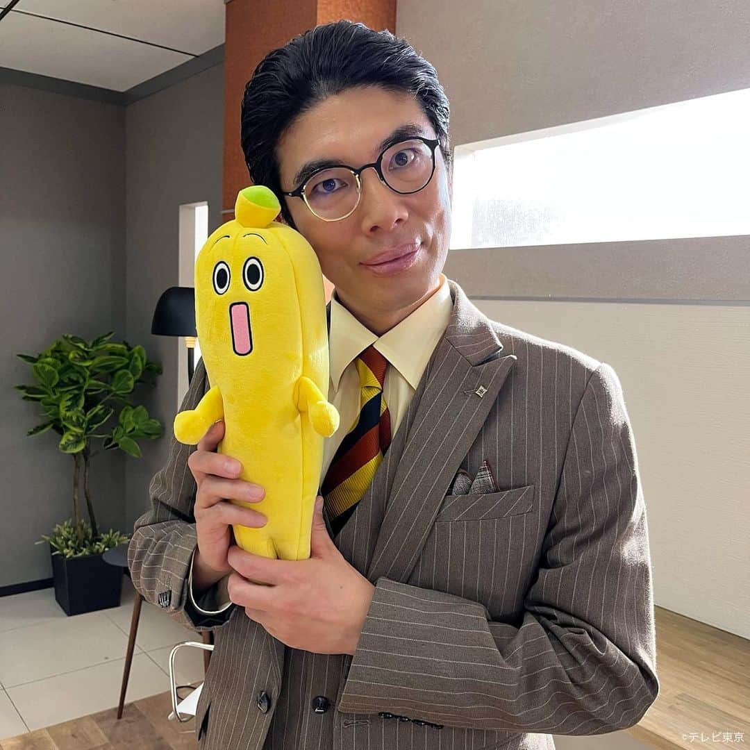のインスタグラム：「. #弁護士ソドム 第3話ゲスト 医師・栗原浩二役の #片桐仁 さん🥼🩺  ガン治療専門のクリニックを経営する 医療詐欺師を演じます👓🍌  5月12日(金)よる8時〜‼️  #テレビ東京 #ドラマ8 #福士蒼汰 #玄理 #加藤清史郎 #山下美月 #光石研」