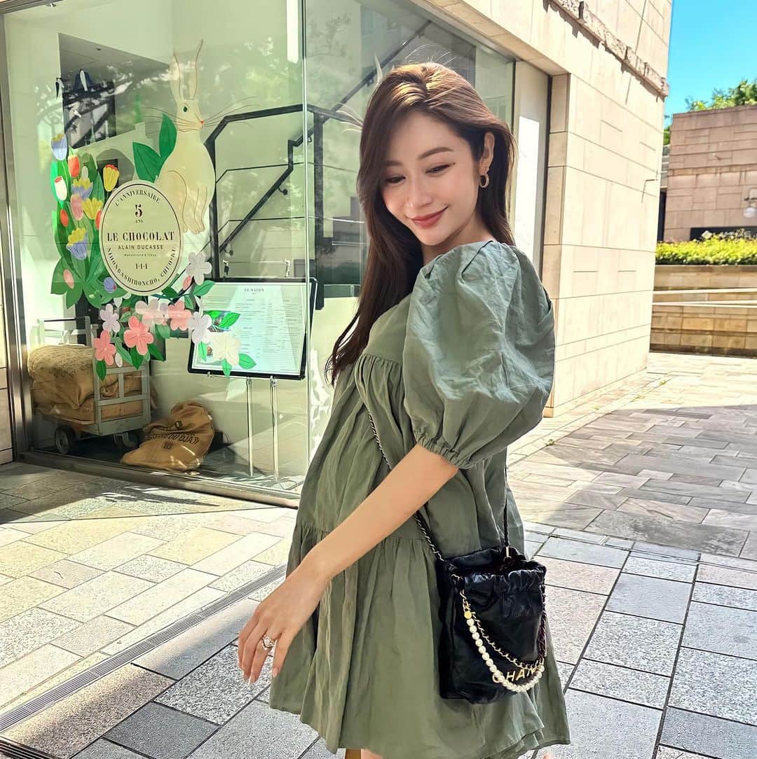 Reikaさんのインスタグラム写真 - (ReikaInstagram)「顔がかなりふっくらしてきたせいか 表情が柔らかくなってきたと言われることが とても多いです🐹  ワンピースは　  @alexiastam_official  バッグ　@chanelofficial このパールがついてる形がレアで担当さん私の好み分かりすぎててリクエスト入れなくても取り寄せしてくれてた✨💓 サンダル　@nike 今年も大活躍　ココサンダルのグリーン」5月7日 20時01分 - reikamarianna