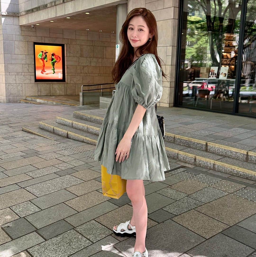 Reikaさんのインスタグラム写真 - (ReikaInstagram)「顔がかなりふっくらしてきたせいか 表情が柔らかくなってきたと言われることが とても多いです🐹  ワンピースは　  @alexiastam_official  バッグ　@chanelofficial このパールがついてる形がレアで担当さん私の好み分かりすぎててリクエスト入れなくても取り寄せしてくれてた✨💓 サンダル　@nike 今年も大活躍　ココサンダルのグリーン」5月7日 20時01分 - reikamarianna