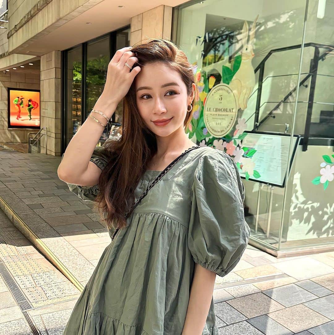 Reikaのインスタグラム：「顔がかなりふっくらしてきたせいか 表情が柔らかくなってきたと言われることが とても多いです🐹  ワンピースは　  @alexiastam_official  バッグ　@chanelofficial このパールがついてる形がレアで担当さん私の好み分かりすぎててリクエスト入れなくても取り寄せしてくれてた✨💓 サンダル　@nike 今年も大活躍　ココサンダルのグリーン」