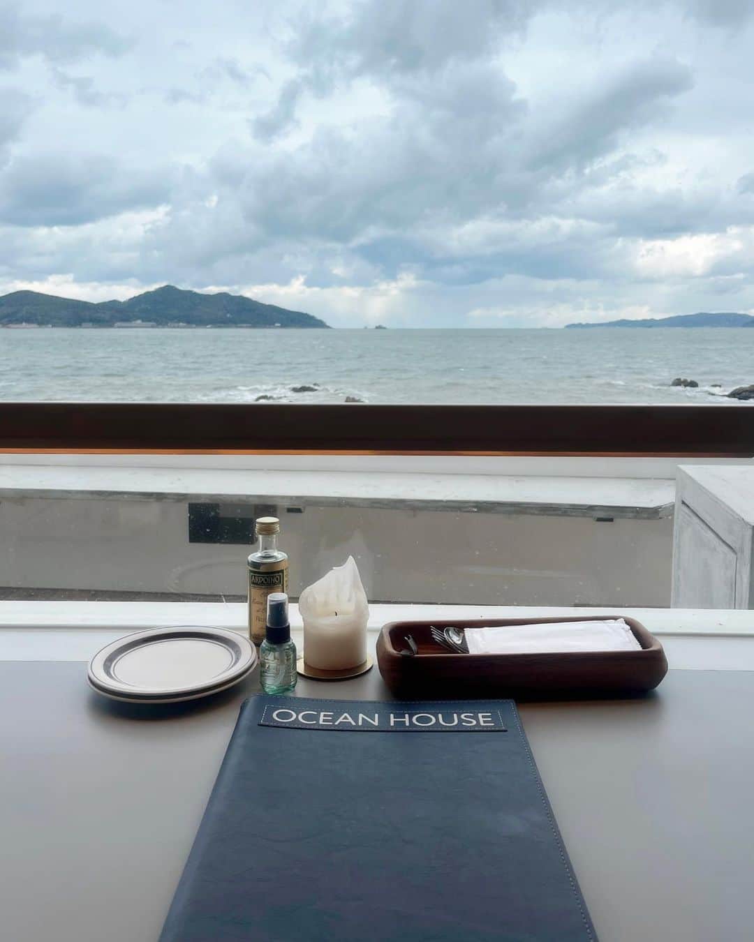 小川沙樹さんのインスタグラム写真 - (小川沙樹Instagram)「福岡旅行グルメ編✈️ 福岡旅行では移動して食べて移動して食べて、と食べまくり旅だったので載せたいものが載せきれない🤤ということでグルメ編でまとめちゃいます  📍OCEAN HOUSE 海を眺めながら美味しいご飯が食べれるお店 私たちは牡蠣食べ比べセットを頼みました この日はあいにくの天気だったのですが、それでも海を見ながらご飯を食べれるって最高🐬  📍もつ鍋笑楽 もつ鍋の超人気店で大行列！ ただ意外に回転は早くて、並んでたらいつの間にか店内に入れてました 本場のもつ鍋を一度は食べてみたかったので大満足です  📍濱田屋  水たきの有名店で予約することをオススメします 旅の後半で行ったので絶賛胃もたれしてたんですが、お味がすごくあっさりしていたのでぺろっと食べれました。 胃が疲れたら一度この水炊きをはさむのもありかも！  📍一幸舎 空港で急いで食べた本場のとんこつラーメン 泡系というジャンルを初めて食べたのですが、ハマりそうなお味 急ぎすぎて5,6分で食べたので次はゆっくり食べに行きたい  📍AIMAI 博多で人気のカフェ☕️ 有名なのはたぶんアイスのドリンクなんですが、知らなくてホットを頼んでしまった😯 ドリンクの味はめちゃくちゃ美味しいです  📍屋台屋ぴょんきち 福岡は屋台が有名ということで行ってきました！ 屋台の中はぎゅうぎゅうで常に隣の人と肩がぶつかっている状態… ただそれが楽しくて周りのお客さんと話しながらワイワイご飯が食べられました」5月7日 20時02分 - ogawa__saki
