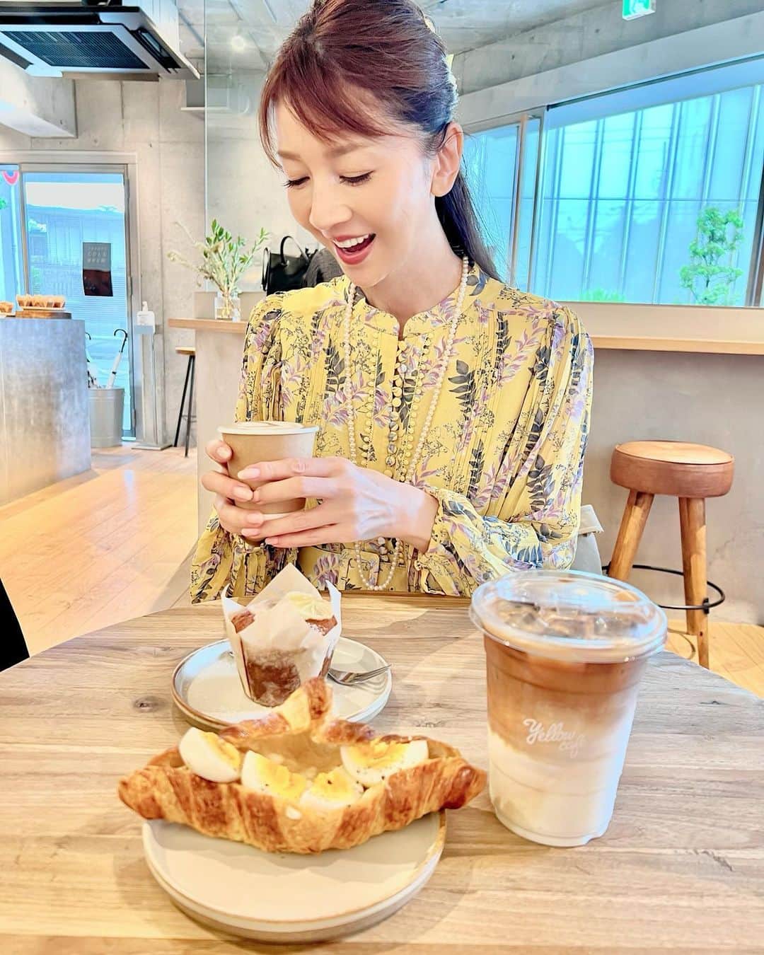 君島十和子さんのインスタグラム写真 - (君島十和子Instagram)「日曜日ライブの後… 駒沢のカフェへ！ @yellowkomazawakoen  酸味の抑えめのまろやかなコーヒーの 香りが、 雨降りの、ちょっとだけ重たい空気の 中でふんわり包み込んでくれます。  カリっとしたクロワッサンに、 ゆで卵とマヨネーズを 挟んだシンプルなサンドイッチも とっても美味しい💕  10年間離れていた娘と 過ごす、こんな何気ない時間も幸せ。  フォロワーさんが、 ライブの直後にストーリーを作成して下さって、メイクが出来上がっていく様子が👍🏻💕 有り難いので使わせて頂きます🙇‍♀️🙏🏻😊  #日曜日の午後 #駒沢公園 #雨降り #世田谷カフェ  #娘とデート #estella.K #伊勢丹で買った #髪留め #アラ還 #アラ還女子 #ftcbeauty #君島十和子」5月7日 20時02分 - ftcbeauty.official