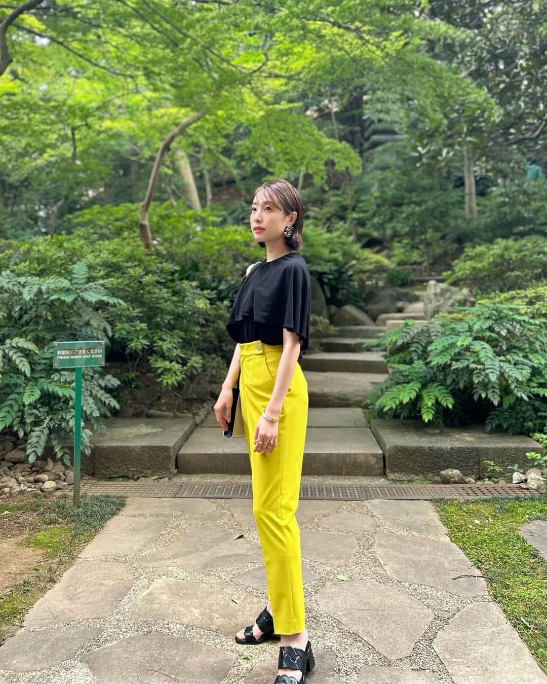 冨張愛のインスタグラム：「Black & Yellow🐝🍯 今年はイエローやグリーンのパンツが気分で 形別、色別に集めてます。 これは @pinkyanddianne_official のものなのだけど さすがはピンキー様。発色の良いカラーに美しいシルエット 2wayストレッチの生地が柔らかく伸びては戻るし 沢山履いてもヘタれず、シワにも全然ならないの💛 * tops ... #superiorcloset @superiorcloset_ined_official  pants ... #pinkyanddianne shoes ... #hermes @hermes  pierce ... #chanel @chanelofficial  bag ... #jilsander @jilsander  #instagood #coordinate #ootd #outfit #fashion #instafashion #meg_ootd #코디네이트 #패션 #카메라 #コーディネート #コーデ #ファッション #今日のコーデ #今日の服 #157cmコーデ #カラーパンツ #ジルサンダー #ピンキーアンドダイアン #イエローパンツ #エルメスサンダル #カラーコーデ」