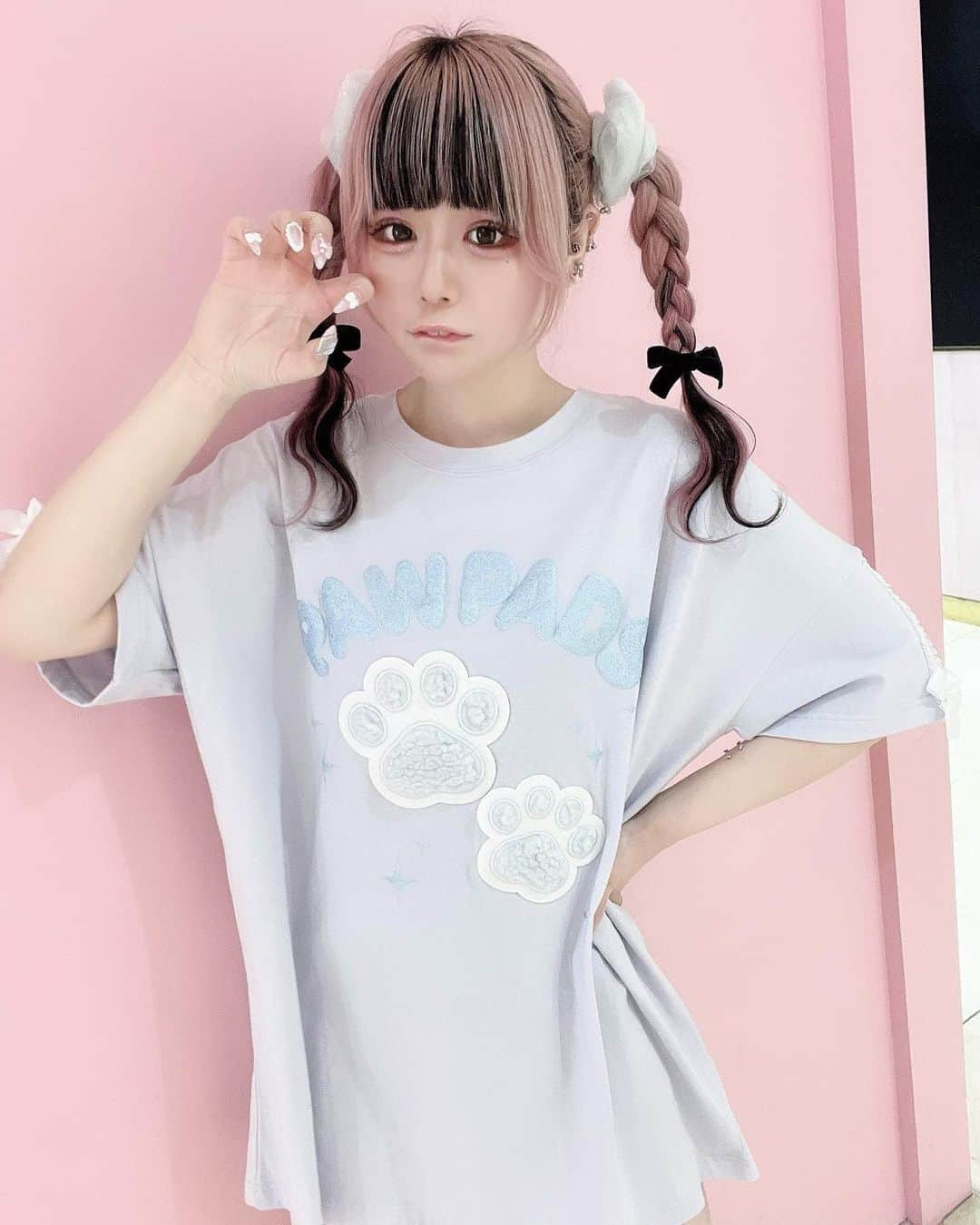 さきちゃんのインスタグラム：「🐈🐾 #ankrouge #アンクルージュ #大宮アルシェ #大宮 #サブカル女子 #サブカルファッション #サブカル地雷 #地雷系女子 #地雷 #地雷女 #派手髪 #ハイトーンカラー #みつあみアレンジ #ツインテールアレンジ #ピンクヘアー #水色コーデ #地雷メイク #自撮り界隈 #いいね返し #アパレル店員 #japanesegirl #l4l #ootd」