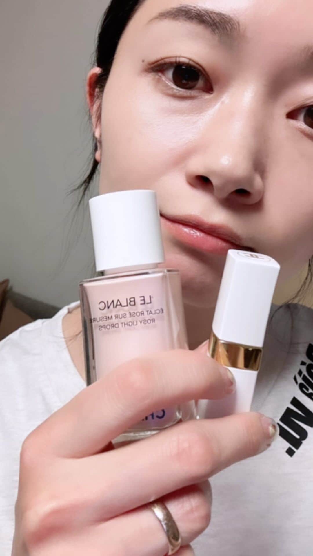 _asamiii__のインスタグラム：「購入品❣️ 下地とこれとコンシーラーでなんとかできそう◎ リップも良き❣️ 　　　　 　　　　 #chanelmakeup  #リップ #ベースメイク」