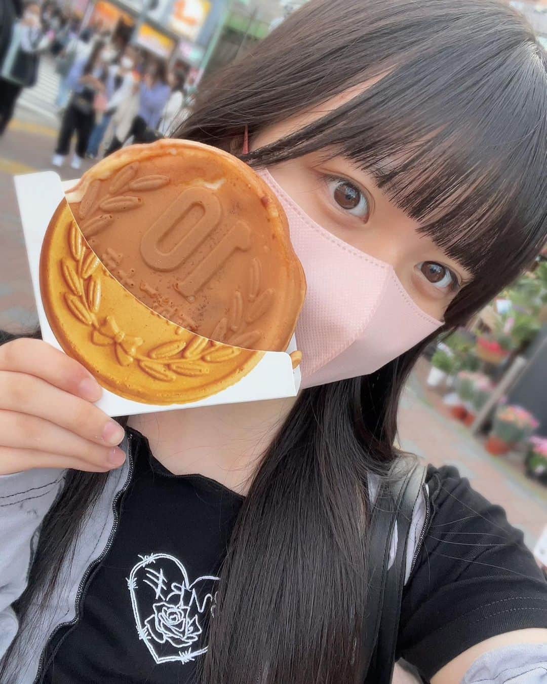 林美澪のインスタグラム：「ずっと食べたかった10円パン꒰ᐡ⸝⸝› ·̫ ‹⸝⸝ᐡ꒱  マネージャーさんと‪‪🫶🏻 ̖́-‬  作る工程撮れなかったの悔しい🥲  #10円パン #新大久保 #新大久保グルメ #14歳 #jc3 #09 #林美澪」