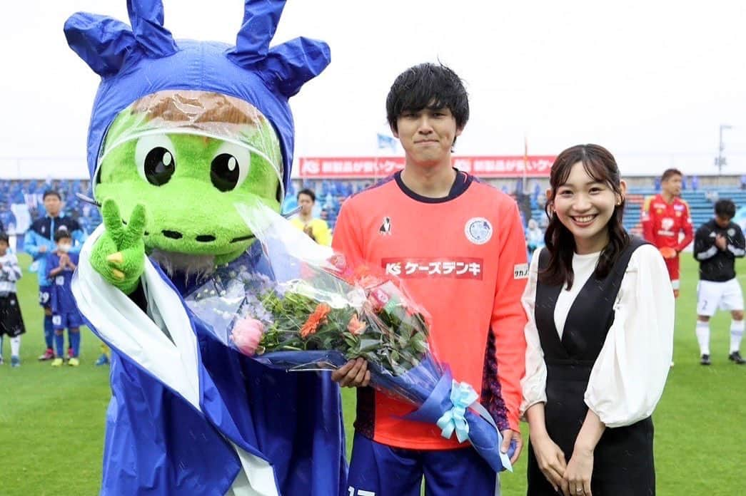 小林茉里奈さんのインスタグラム写真 - (小林茉里奈Instagram)「⚽️ 今日は夫のJ通算100試合セレモニーでした✨ 100試合を一緒に迎えられたことをとても嬉しく思います😌 これから私もしっかり支えていけるように頑張ります！  そしてホーム初勝利✨試合終了間際のサポーターの皆さんのどんどん大きくなっていく声援にグッときました🥹  #ホーリーくん #傘さしてくれてありがとう #ジェントルマン  #水戸ホーリーホック #mitohollyhock #新里涼 #N17」5月7日 20時05分 - marina_k224