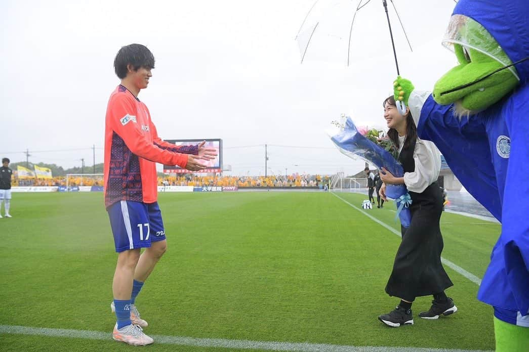 小林茉里奈のインスタグラム：「⚽️ 今日は夫のJ通算100試合セレモニーでした✨ 100試合を一緒に迎えられたことをとても嬉しく思います😌 これから私もしっかり支えていけるように頑張ります！  そしてホーム初勝利✨試合終了間際のサポーターの皆さんのどんどん大きくなっていく声援にグッときました🥹  #ホーリーくん #傘さしてくれてありがとう #ジェントルマン  #水戸ホーリーホック #mitohollyhock #新里涼 #N17」