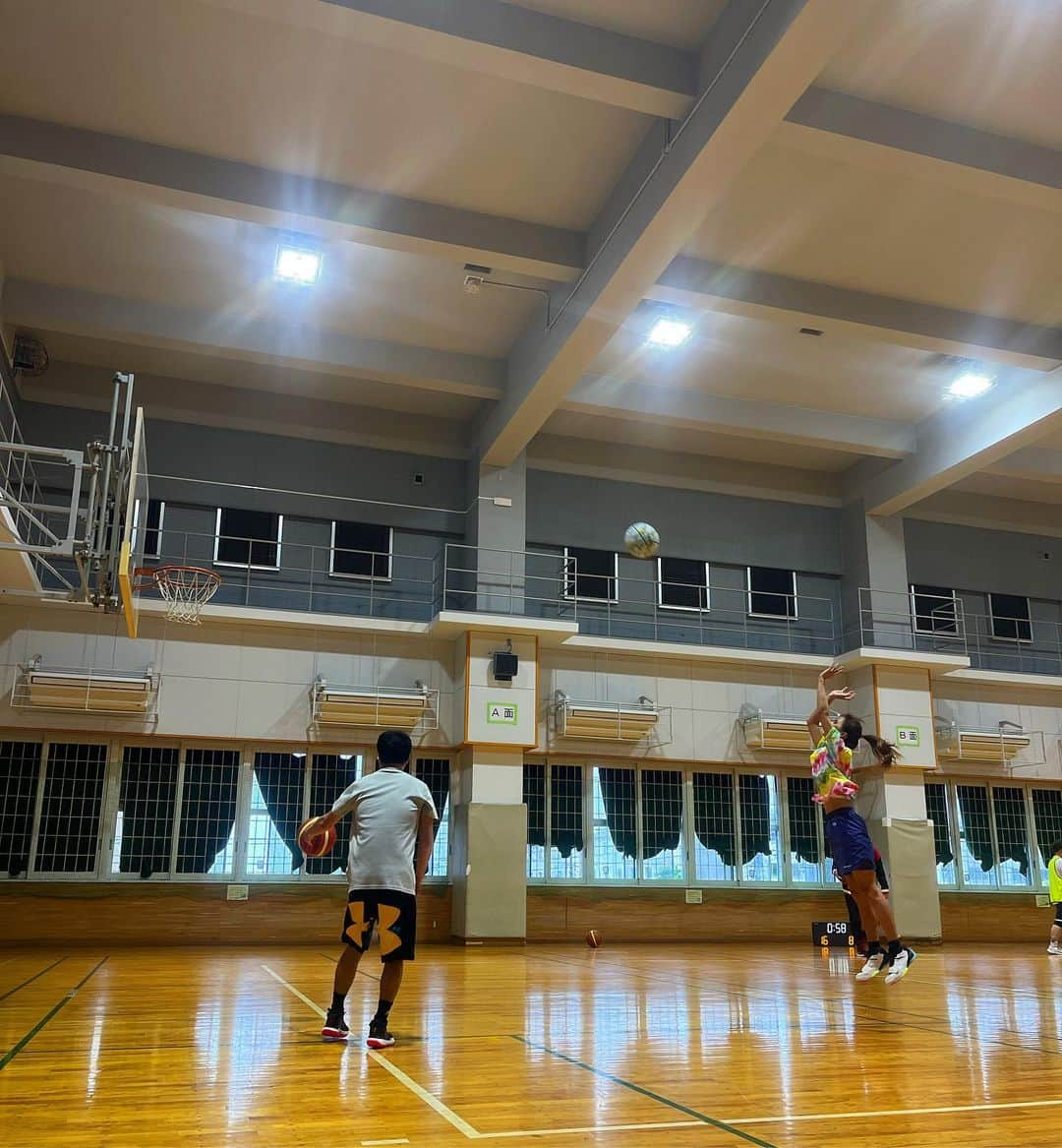 佐野千晃のインスタグラム：「バスケ〜！！！  めちゃくちゃ汗かいた楽しい😆  この前スラムダンク見て来たからなんとなく上手くなってる気がしてたら、妹もおんなじ事言ってて笑った🤣  両手打ちだしシュートするのに必死過ぎて手がキモい🤣  スワイプして楽しんで🤣  こんなへなちょこシュートだけどちょいちょいはちゃんと入るのさ←  #バスケットボール #人生自由自在 #走る女子 #ファッション #ウェア #楽しく走る #ランニング #バスケ #ばすけっとぼーる #basketball」