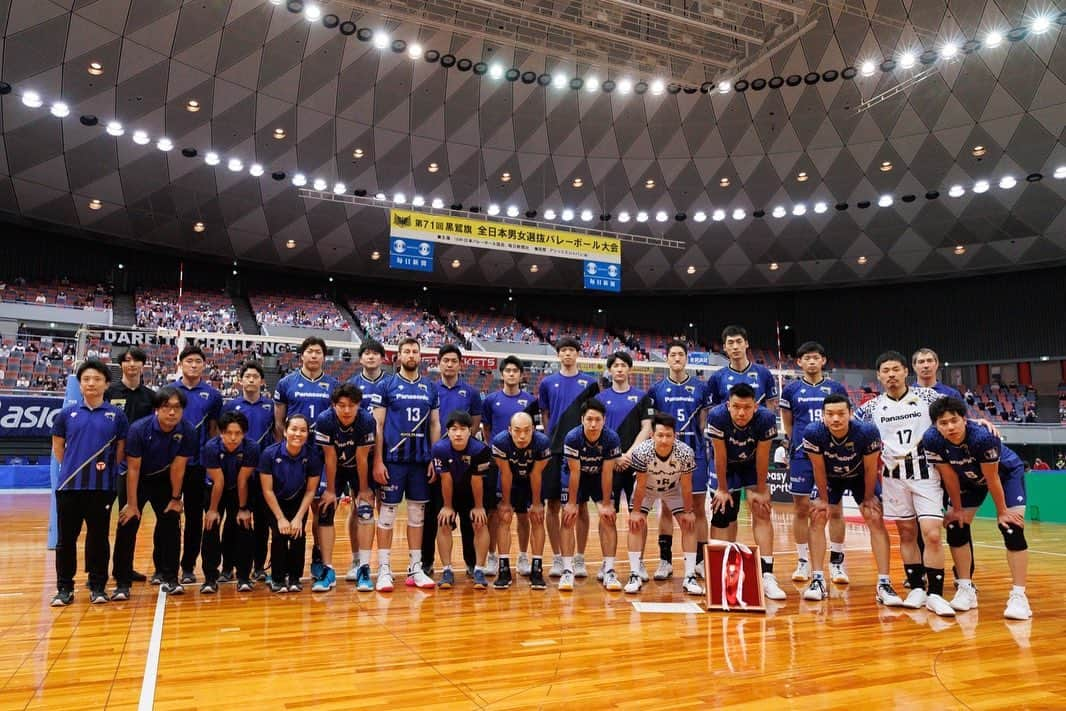 大竹壱青さんのインスタグラム写真 - (大竹壱青Instagram)「黒鷲旗応援ありがとうございました！  これにて2022-23シーズンの 全試合が終了いたしました。  今シーズンも沢山の応援ありがとうございました！  #panasonicpanthers #大きなまとめはまた今度あげますね。 #みんなありがとう #1枚目は空気読まずに #小宮さんにAクイックあげたところかな？ #気づいてた人？🙋」5月7日 20時08分 - issei_otake