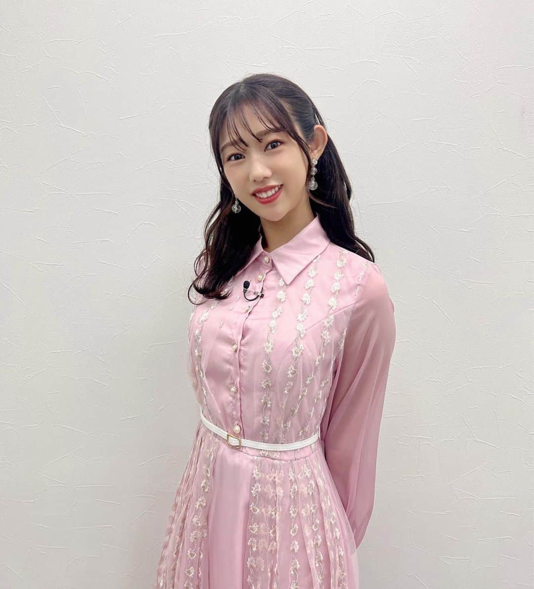 堀江聖夏のインスタグラム：「⌇‎GWはいかがお過ごしでしたか？💗 ⁡ 毎週日曜日はBS日テレ「汐留TV!」 22:54〜みてね♡ ⁡ ワンピース：@wildlily_daikanyama  サンダル∶@dianashoespress イヤリング：@abiste_official  ⁡ よ〜く見るとお花の刺繍が入った ワンピースです☻ 可愛い♡ ⁡ 明日からも頑張っていこうねっ❤️‍🔥 ⁡ ________________________________ #汐留TV #Spring #pink #bs日テレ  #ワンピース #骨格ウェーブ」