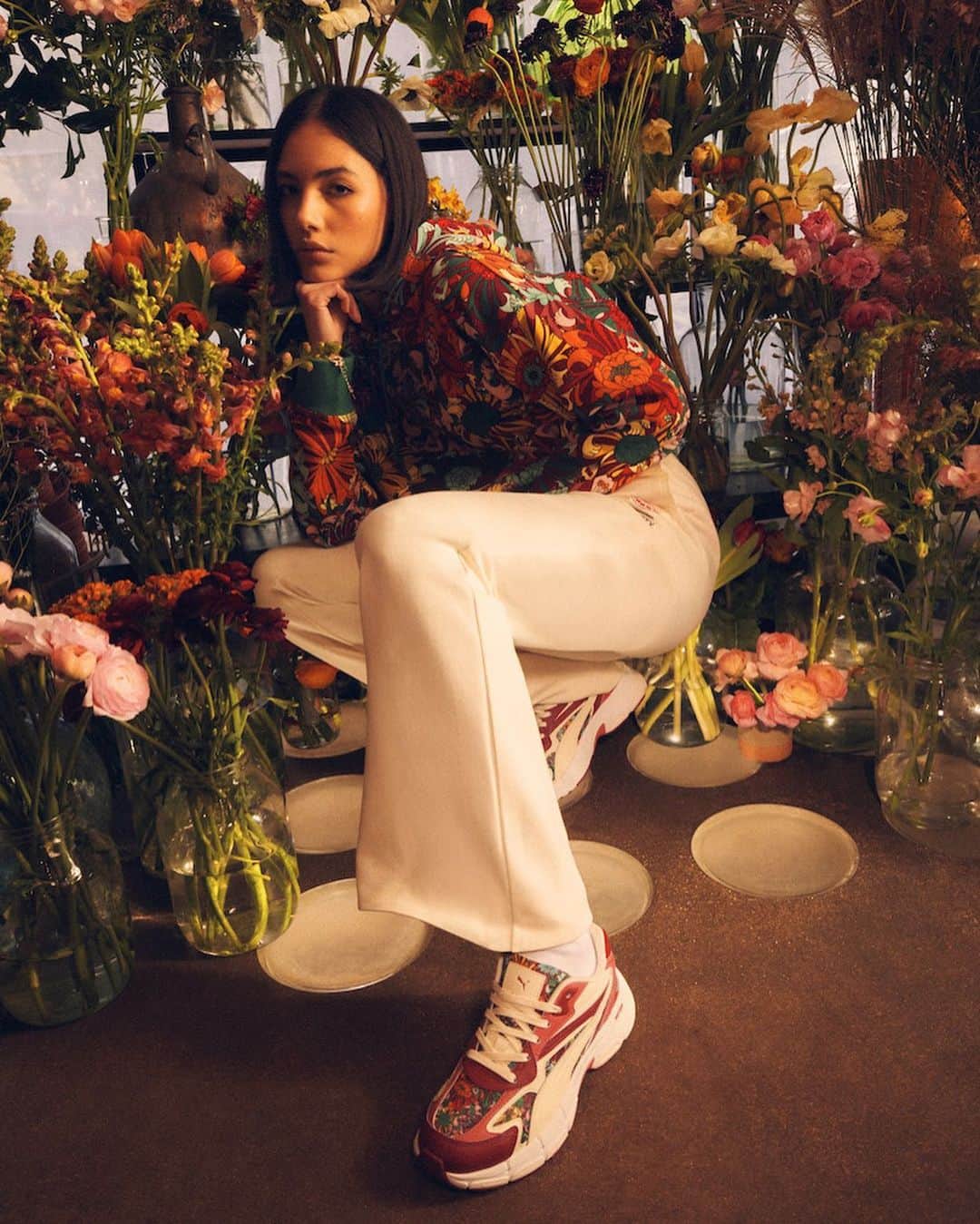 WWDジャパンさんのインスタグラム写真 - (WWDジャパンInstagram)「ニュース：「プーマ」と「リバティ」が最新コラボコレクションを発表　鮮やかな色彩や花柄の刺しゅうを施す  「プーマ（PUMA）」は、イギリス発のライフスタイルブランド「リバティ（LIBERTY）」とコラボレーションした最新コレクションを5月19日に発売する。「プーマ」の公式オンラインストアと公式アプリ、「プーマストア 原宿キャットストリート」などの一部店舗で取り扱う。  今回は、“テバリス ニトロ（TEVERIS NITRO）”と“スリップストリーム（SLIPSTREAM）”の2型のスニーカーをはじめ、ジャケットやフーディー、Tシャツ、ショーツ、キャップ、バッグなどを多数ラインアップ。どれも「リバティ」らしい鮮やかな色彩や、花柄の刺しゅうを施している。価格は、“テバリス ニトロ”と“スリップストリーム”が税込1万5400円、Tシャツが同6600円、キャップが4950円など。  詳細は @wwd_jp プロフィールのリンクから　  #PUMA#LIBERTY#プーマ#リバティー#pumashoes#fashion#fashioncollaboration#コラボ#pumateverisnitro#pumaslipstream#kicks#sneakers#テバリスニトロ#スリップストリーム」5月7日 20時09分 - wwd_jp