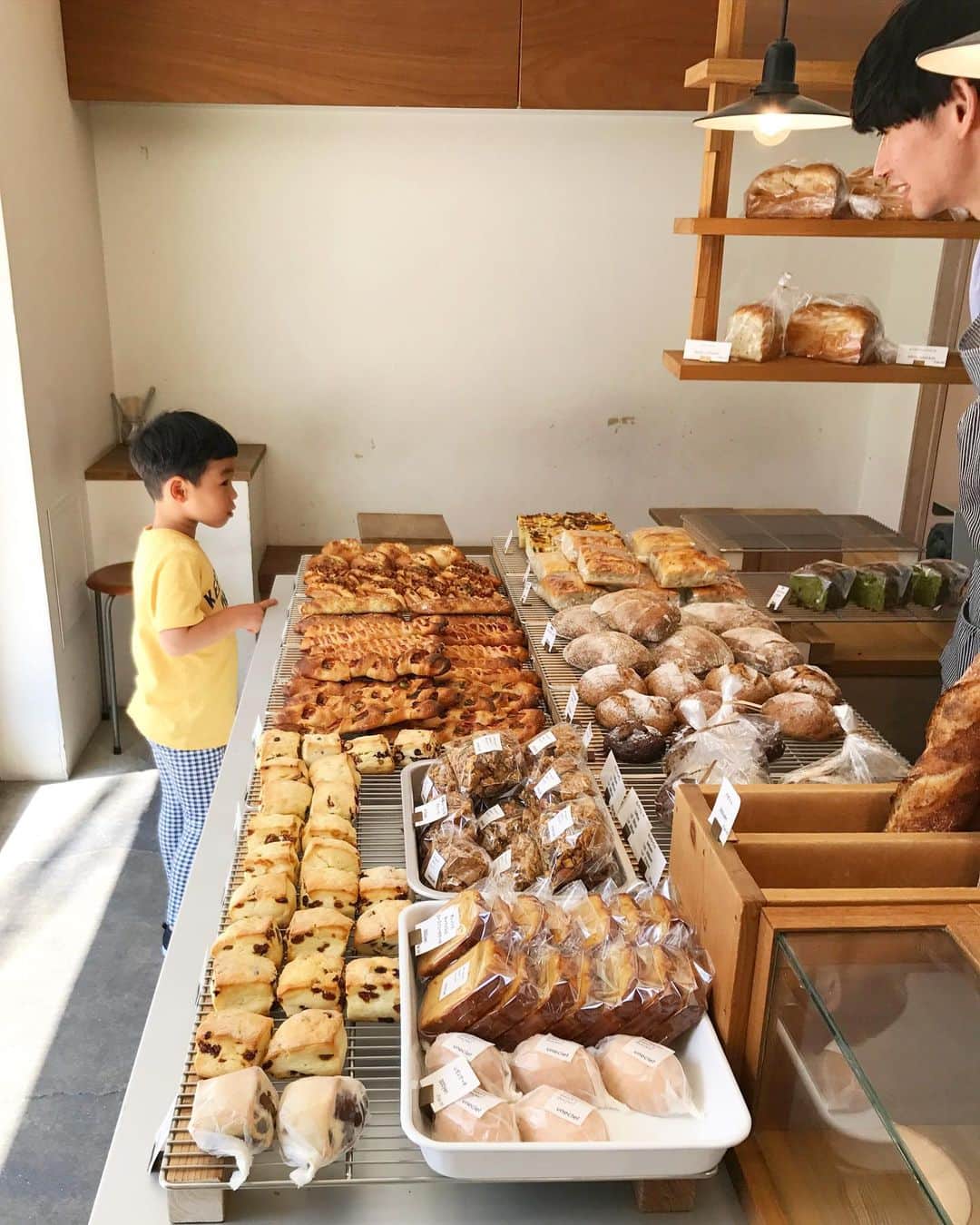 uneclefのインスタグラム：「⁡ ⁡ 東京生活はもう少し続きますが、 少しずつお店をOPENしてからのことを振り返っています。 最近は、「大きくなったねー。」って言うことがたくさん。 はじめてのおつかいだったよね。 4歳の“りょうちゃん”は10歳に…。 ⁡」