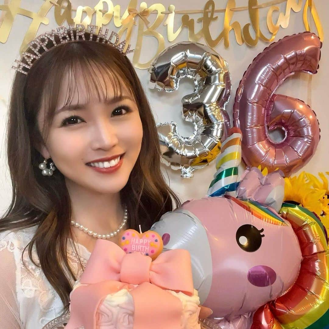 河内麻沙美のインスタグラム：「#birthday 🎂 ． ． インスタの投稿をしてなさすぎて、自分の誕生日の投稿もしてなかったil||li＿|￣|○ il||li 4/24に誕生日を迎えました😊❤️ もう自分が何歳なのかもはやわからない😇 数字のバルーン買ってみたけど、間違えて買ってたよ😇w また買いに行く手間😭‼️ ． そして、3を外すと、LILIがいけるね👍ってLILIが撮ってたけど、やっぱりLILIの方が可愛い飾り付けには似合ってる🤭💓 ． キレイなおばちゃん目指して頑張ります❤️ この1年もよろしくお願いします🥰✨ #２児のママ#ママ#ママライバー#ライバー#ポコちゃライバー#誕生日#時差投稿にも程がある」