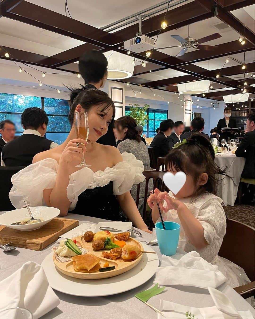 中村くるみさんのインスタグラム写真 - (中村くるみInstagram)「先日、 兄の結婚式でした🥂  ドレスなんて全然着てなかったし、 お肌の調子も良くてメイクも楽しかったし、 なによりも家族で素敵な時間を過ごせてしあわせでした🤍 たくさん幸せになってね💍  まだお披露目してないんだけど、 @ovovjewerlyofficial の新作のイヤカフかわいくない？🩶 可愛くて我慢できず着けちゃった🤭」5月7日 20時11分 - __k_r_m__